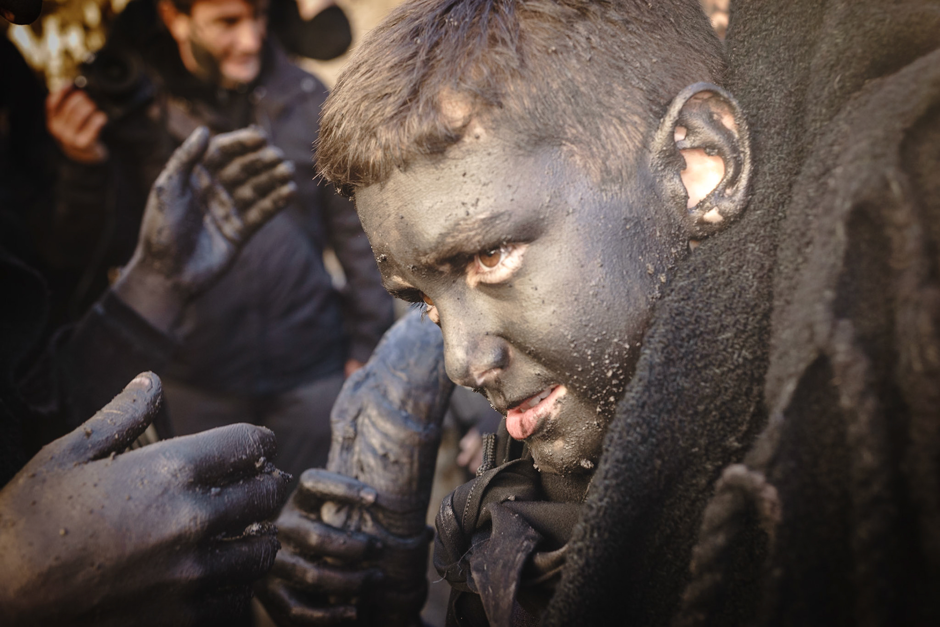 Lula (Nu) - febbraio 2018. Preparativi della festa del canevale di Lula.bambini che si colorano il viso con la fuliggine.Chunque partecipi al canevale di Lula, mascherato o no, viene sporcato con una pasta di fuliggine e acqua.Lula (Nu) - February 2018.Preparations for the feast of the Lula canival.children who color their faces with soot.Anyway, if you take part in the Lula's canival, disguised or not, you will be soiled with a paste of soot and water.