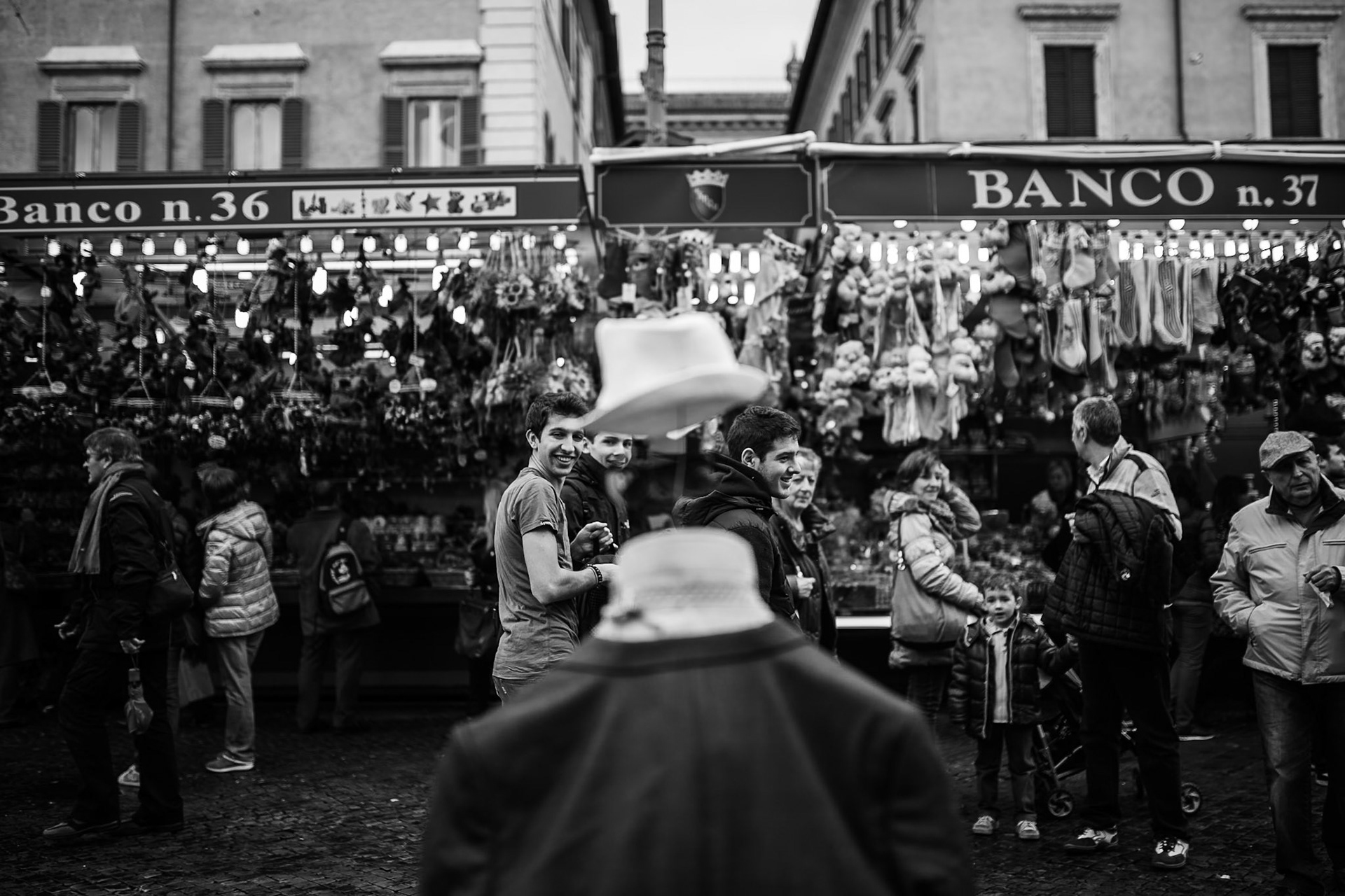 passanti guardano un artista di strada - Piazza Navona