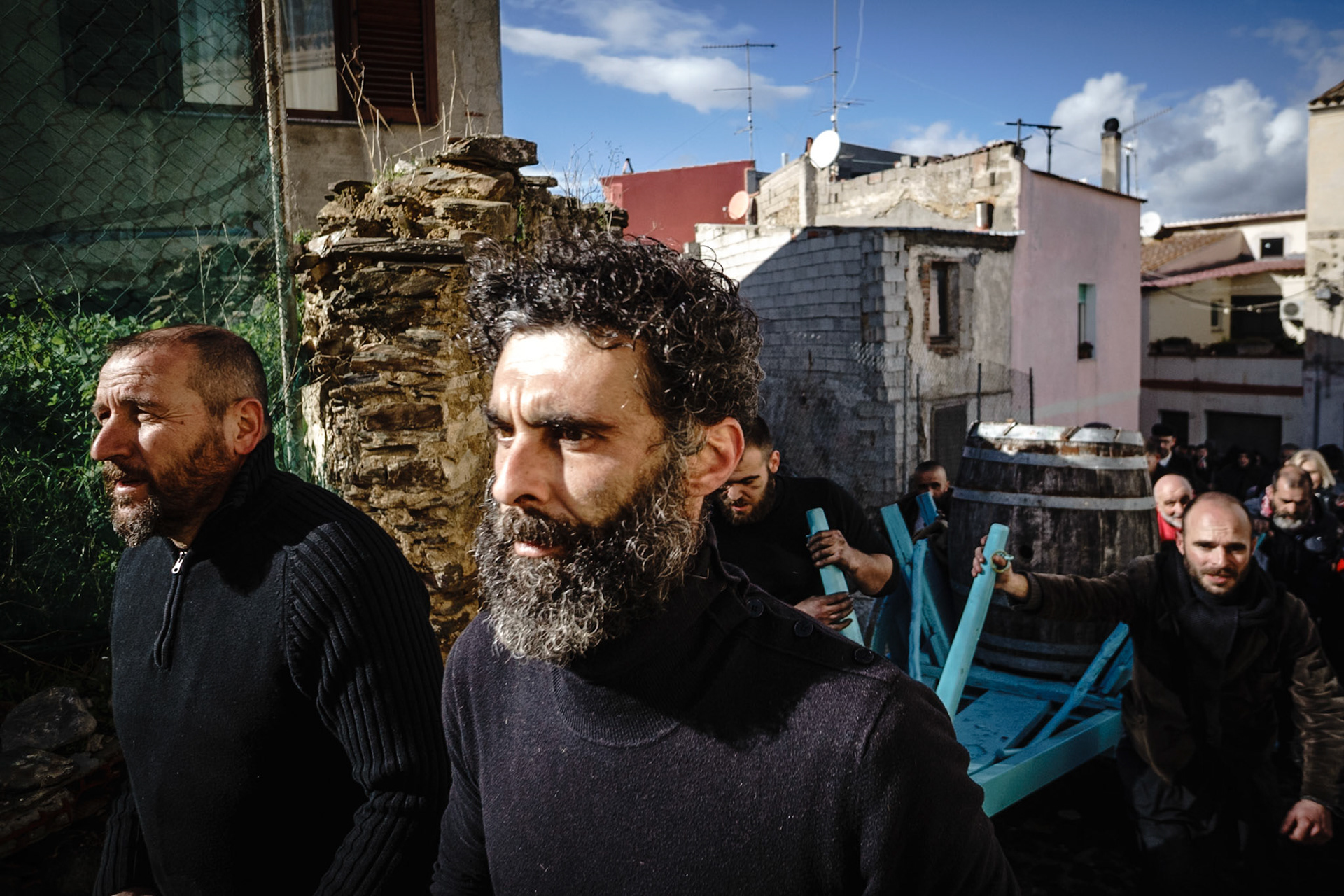 Lula (Nu) - febbraio 2018. Preparativi della festa del canevale di Lula.Uomini che prima di mascherarsi posizionano il carro con la botte di vino. Questo carro seguirà tutta la manifestazione e, ad ogni sosta, verrà dato del vino a tutti.Lula (Nu) - February 2018.Preparations for the feast of the Lula canival.Men who before masking place the cart with the cask of wine. This wagon will follow the whole event and, at every stop, wine will be given to everyone.