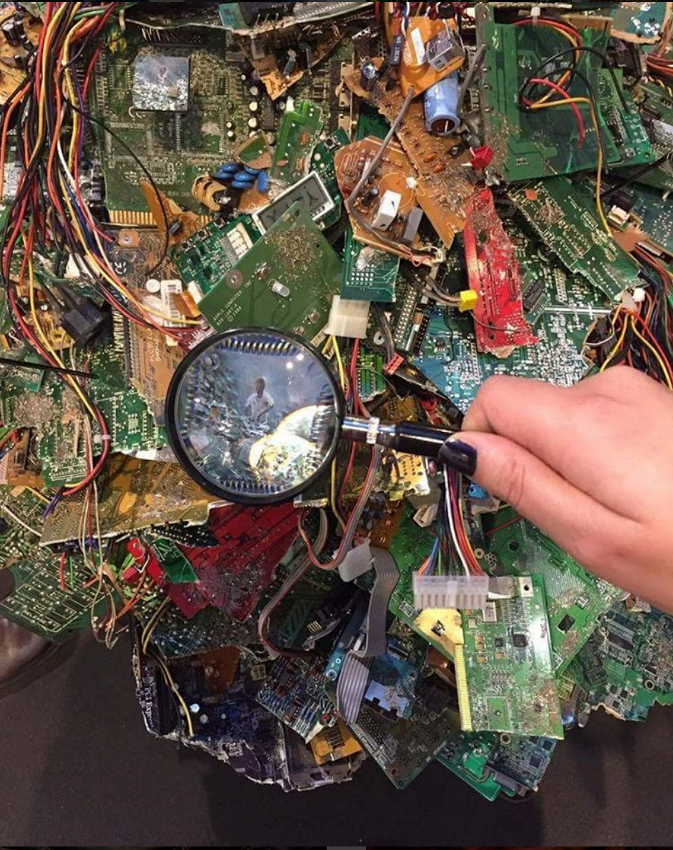Silicon Mountain, Electronic waste and oil paint