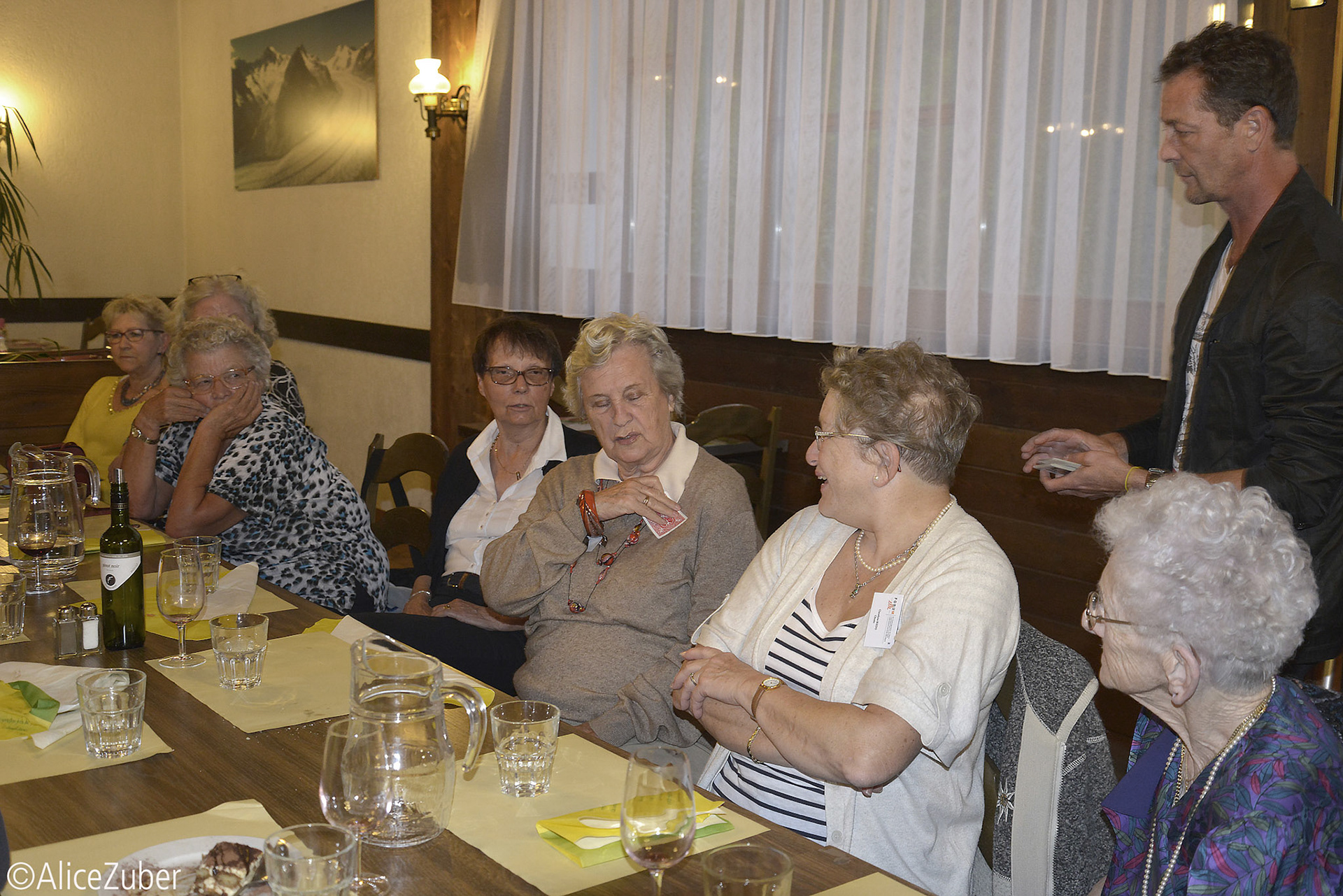 Séance de prestidigitation de notre chauffeur Jean-Pascal à Fiesch