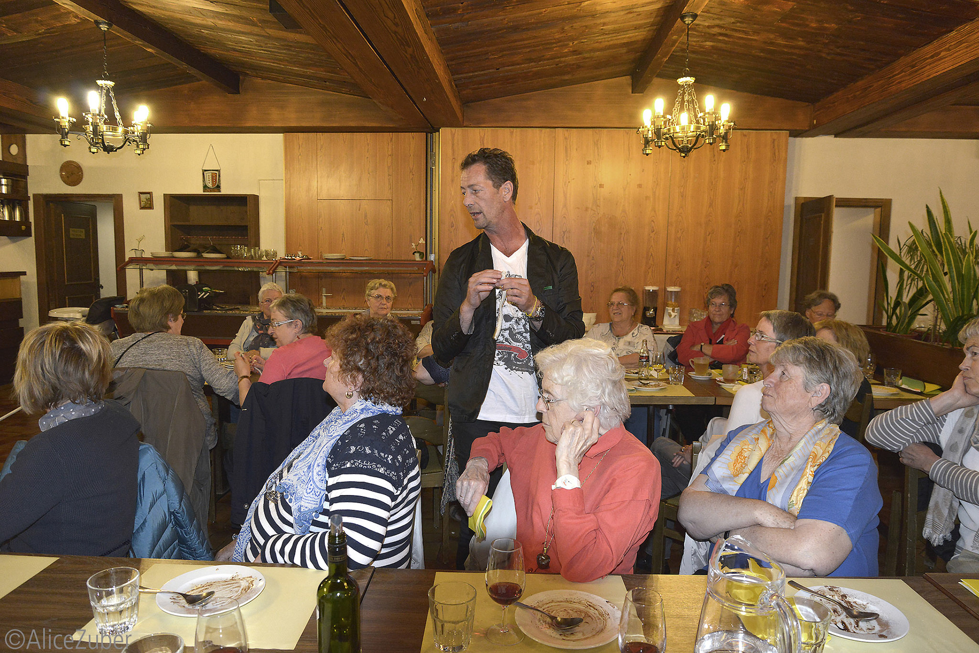 Séance de prestidigitation de notre chauffeur Jean-Pascal à Fiesch