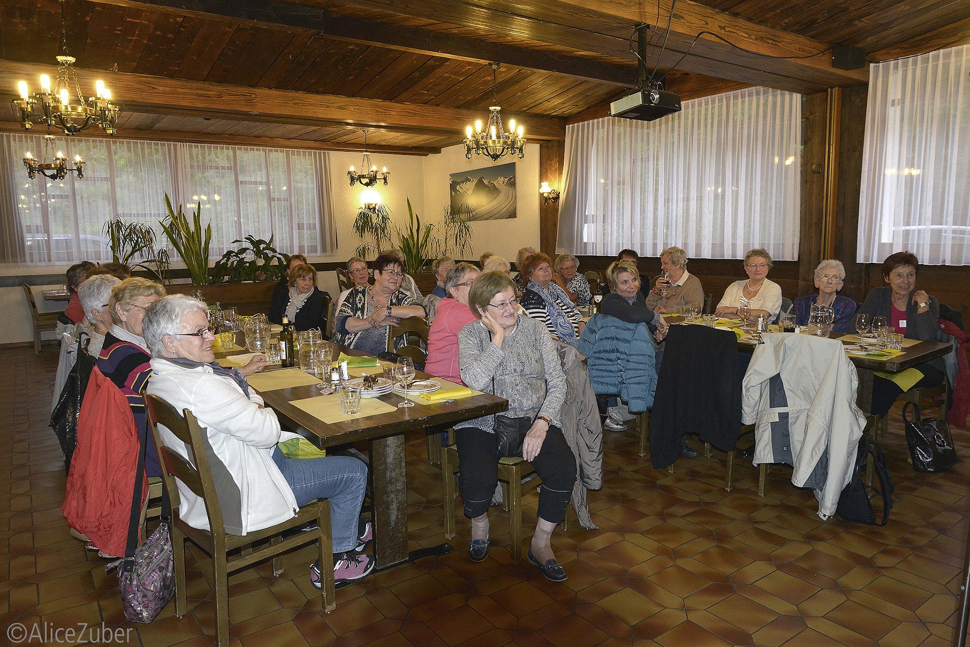 Séance de prestidigitation de notre chauffeur Jean-Pascal à Fiesch