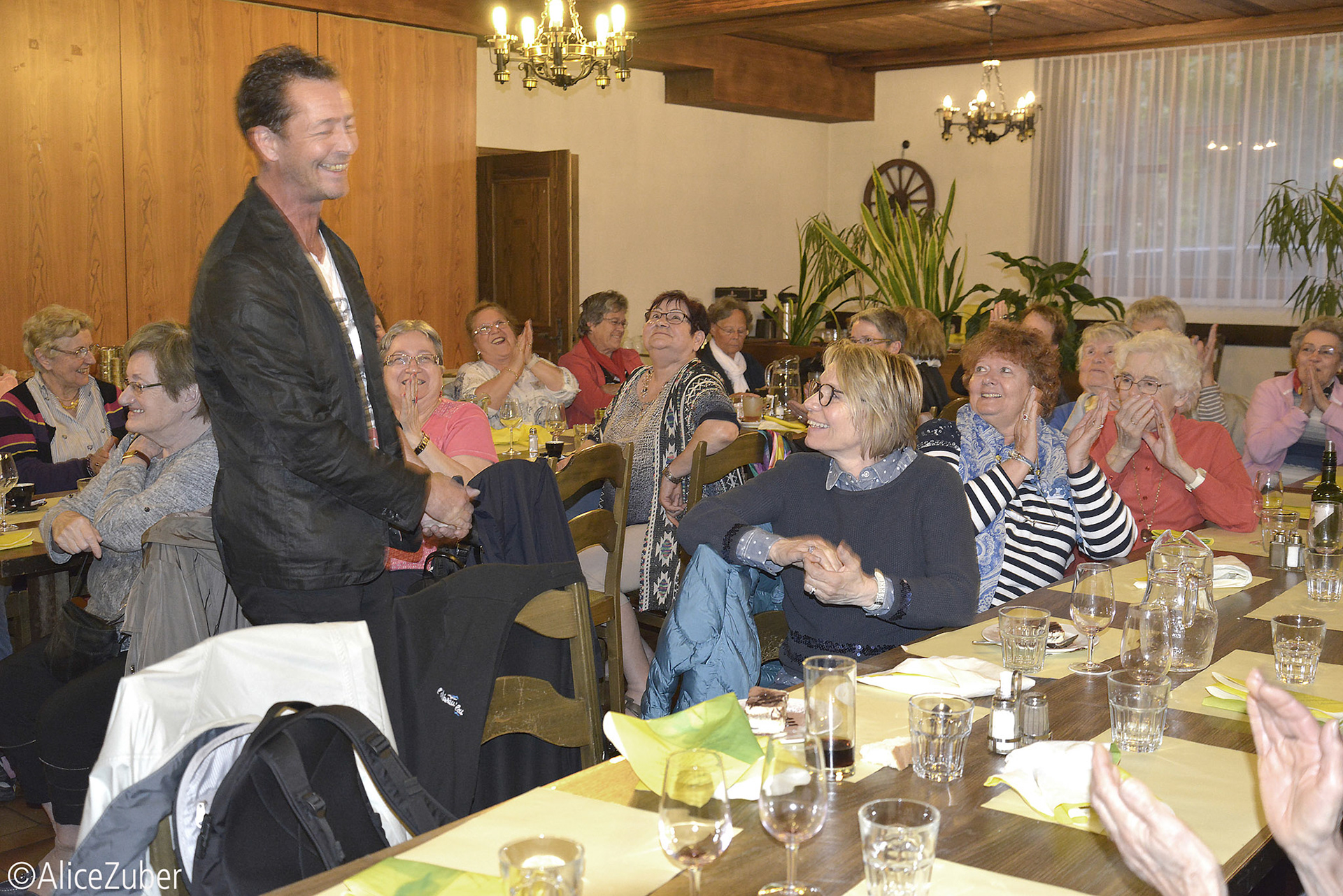 Séance de prestidigitation de notre chauffeur Jean-Pascal à Fiesch