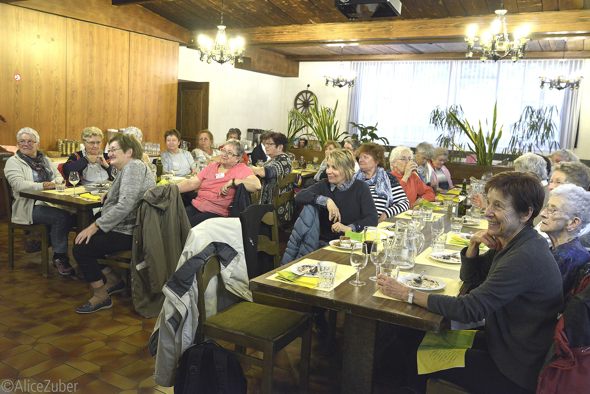 Séance de prestidigitation de notre chauffeur Jean-Pascal à Fiesch