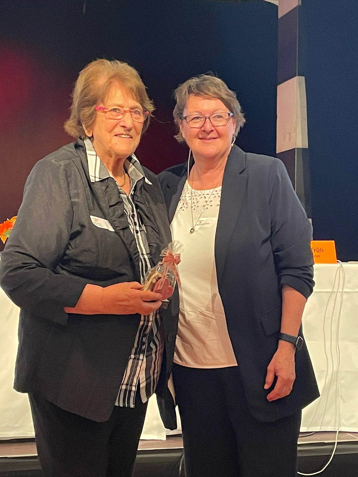 La présidente centrale remercie la présidente de la section Bâle qui se retire