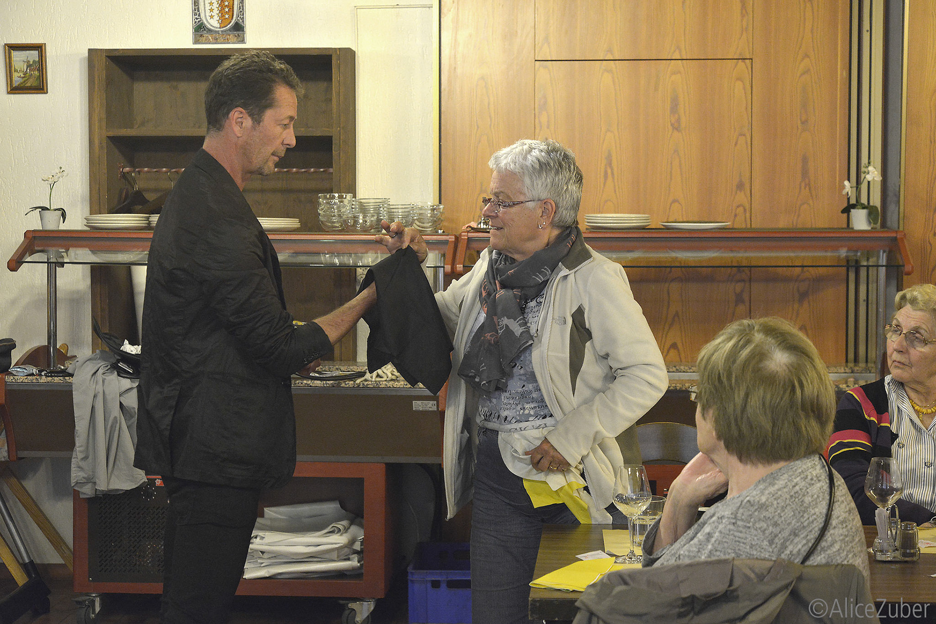 Séance de prestidigitation de notre chauffeur Jean-Pascal à Fiesch