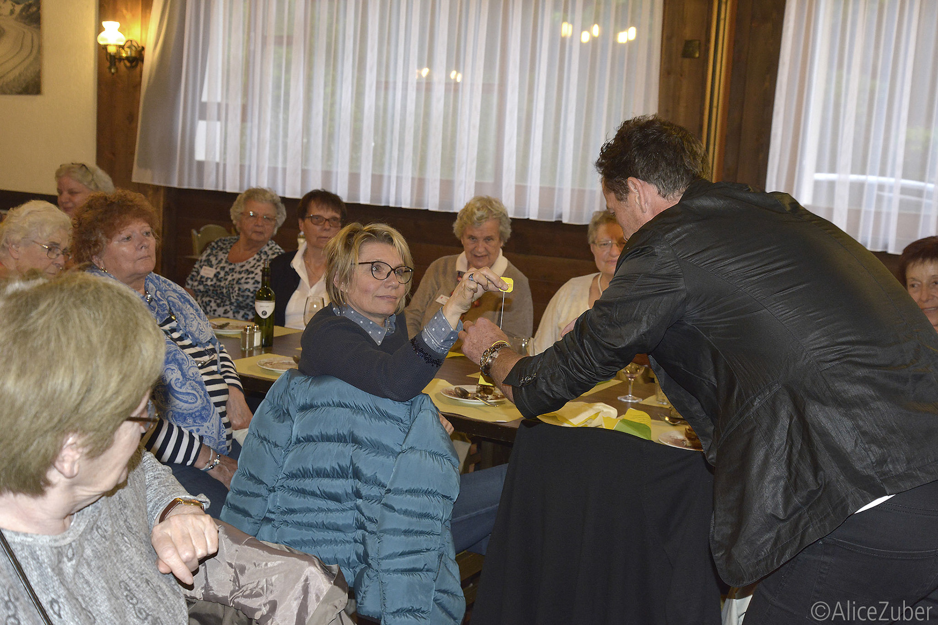 Séance de prestidigitation de notre chauffeur Jean-Pascal à Fiesch