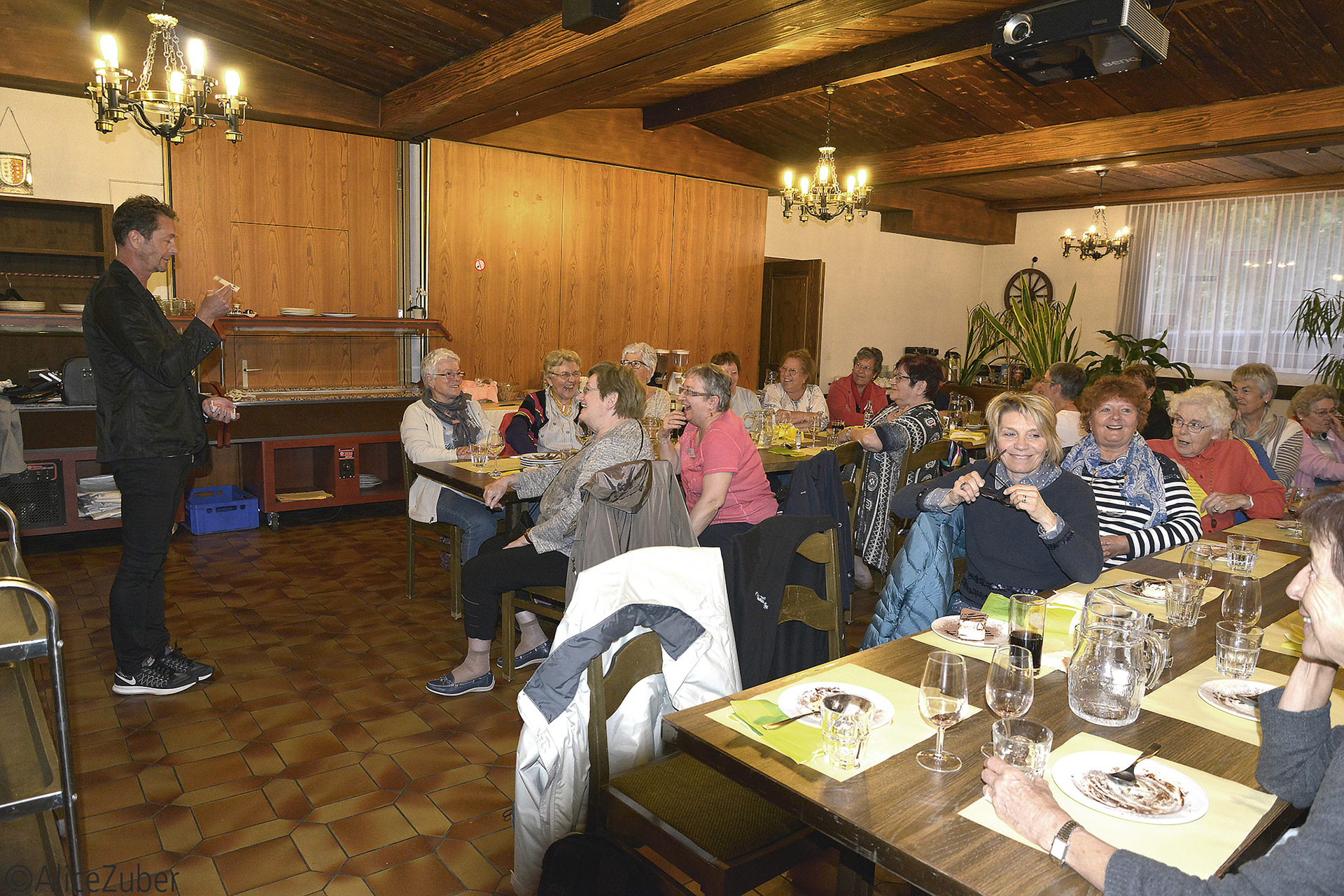 Séance de prestidigitation de notre chauffeur Jean-Pascal à Fiesch