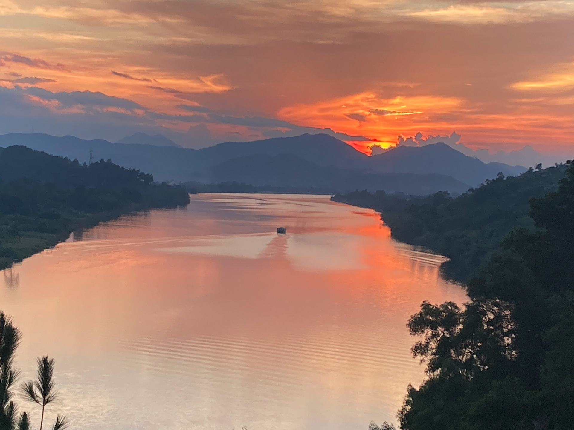 Sông Hương: Hương gió tràn đầy không khí trong lành cùng với khung cảnh đẹp tuyệt vời của Sông Hương sẽ khiến bạn cảm thấy thư thái và thanh thản. Cùng với những bức ảnh đẹp, bạn sẽ thấy được sự đẹp mơ màng, tĩnh lặng của miền Trung Việt Nam.