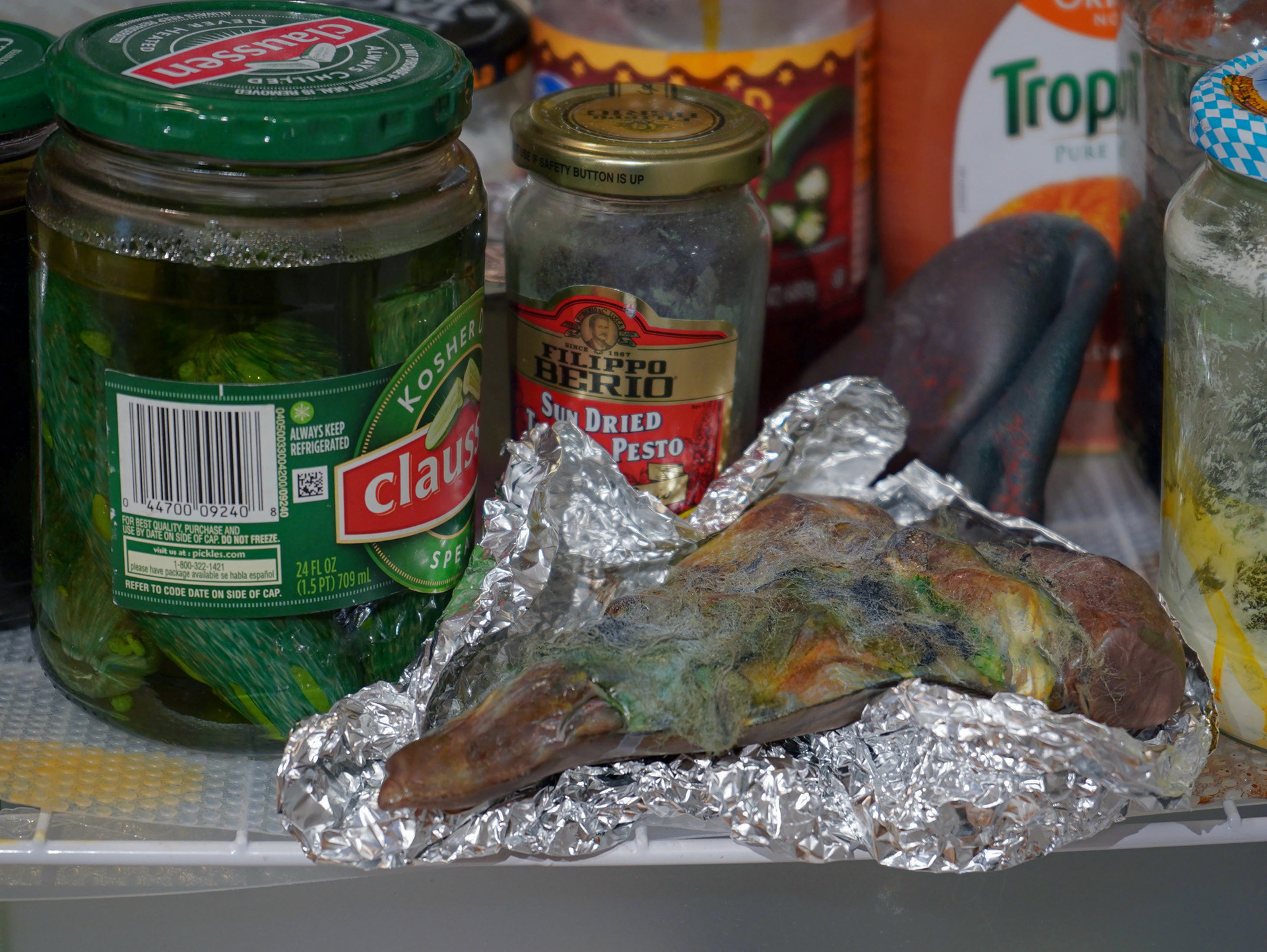 Hot sculpted pizza and pickles