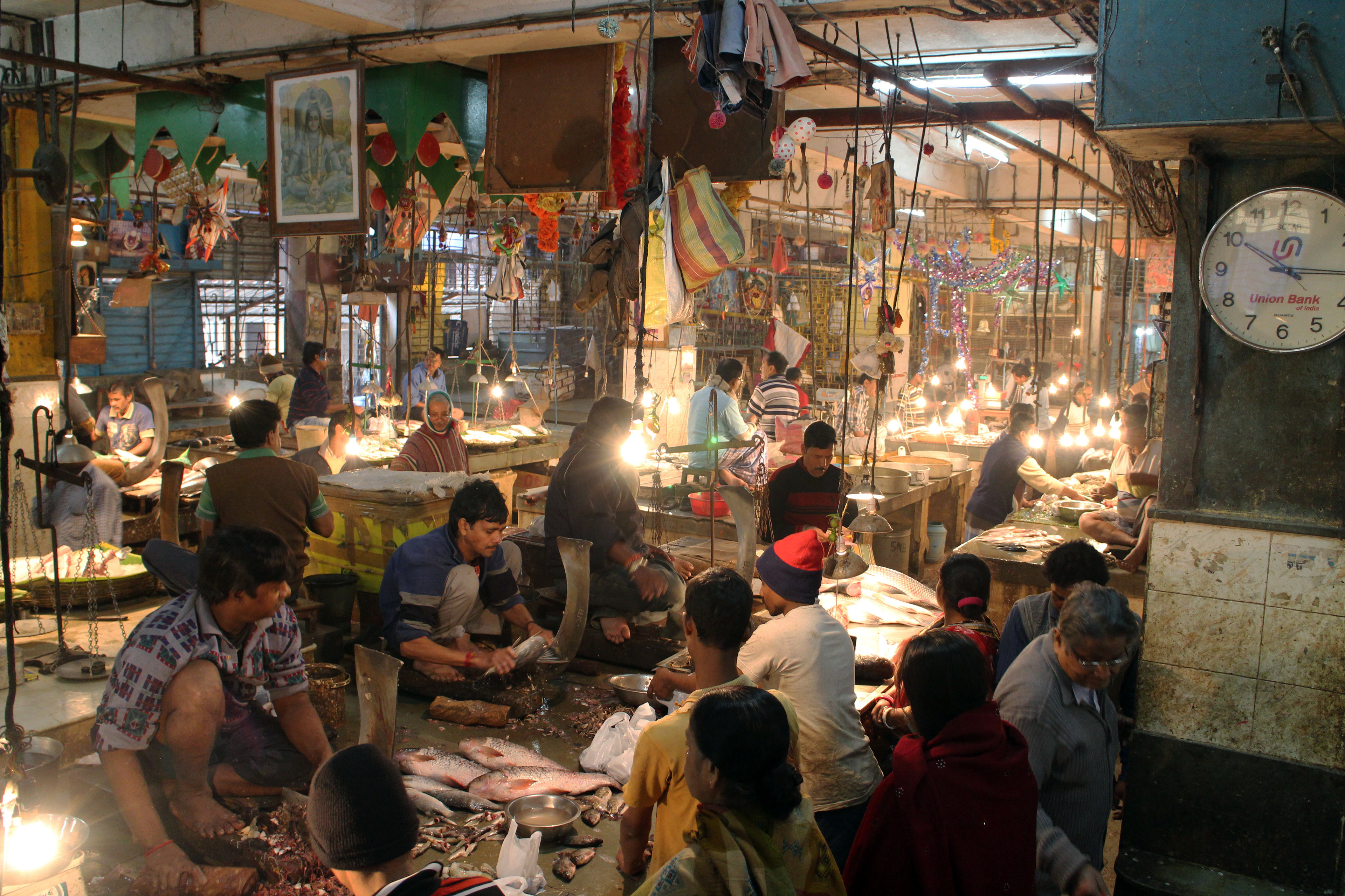 Image taken of the Lake Mall Fish market during the busiest time of day 5:00pm
