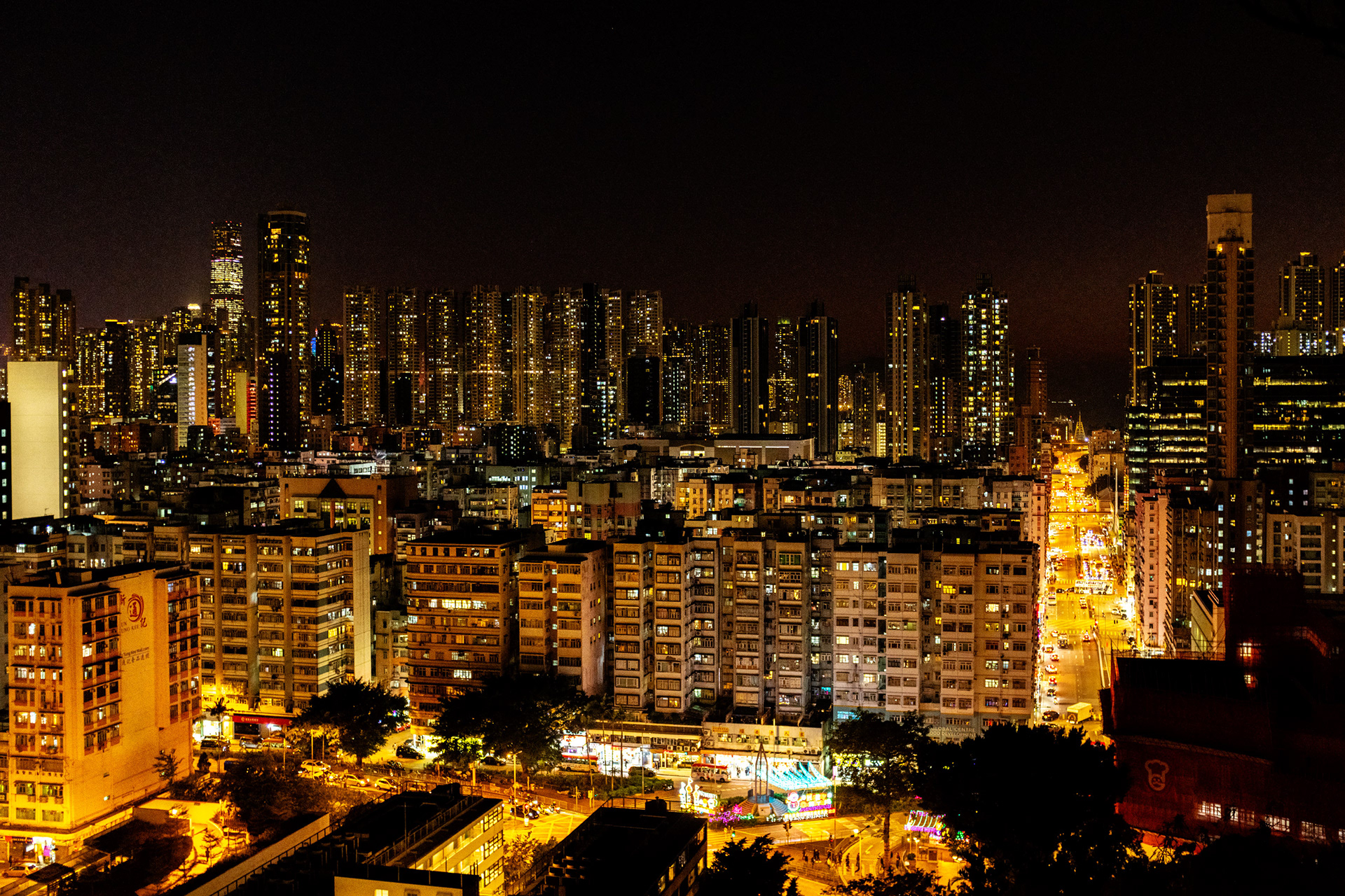 嘉頓山（ガーデン・ヒル） 嘉頓山という名は、麓にある老舗の製パンブランド「嘉頓（ガーデン）」に由来する。 山上からは深水埗の街並みを望できる。 遠くにそびえる高層群は近年開発が進む高価格帯の住宅エリアだ。