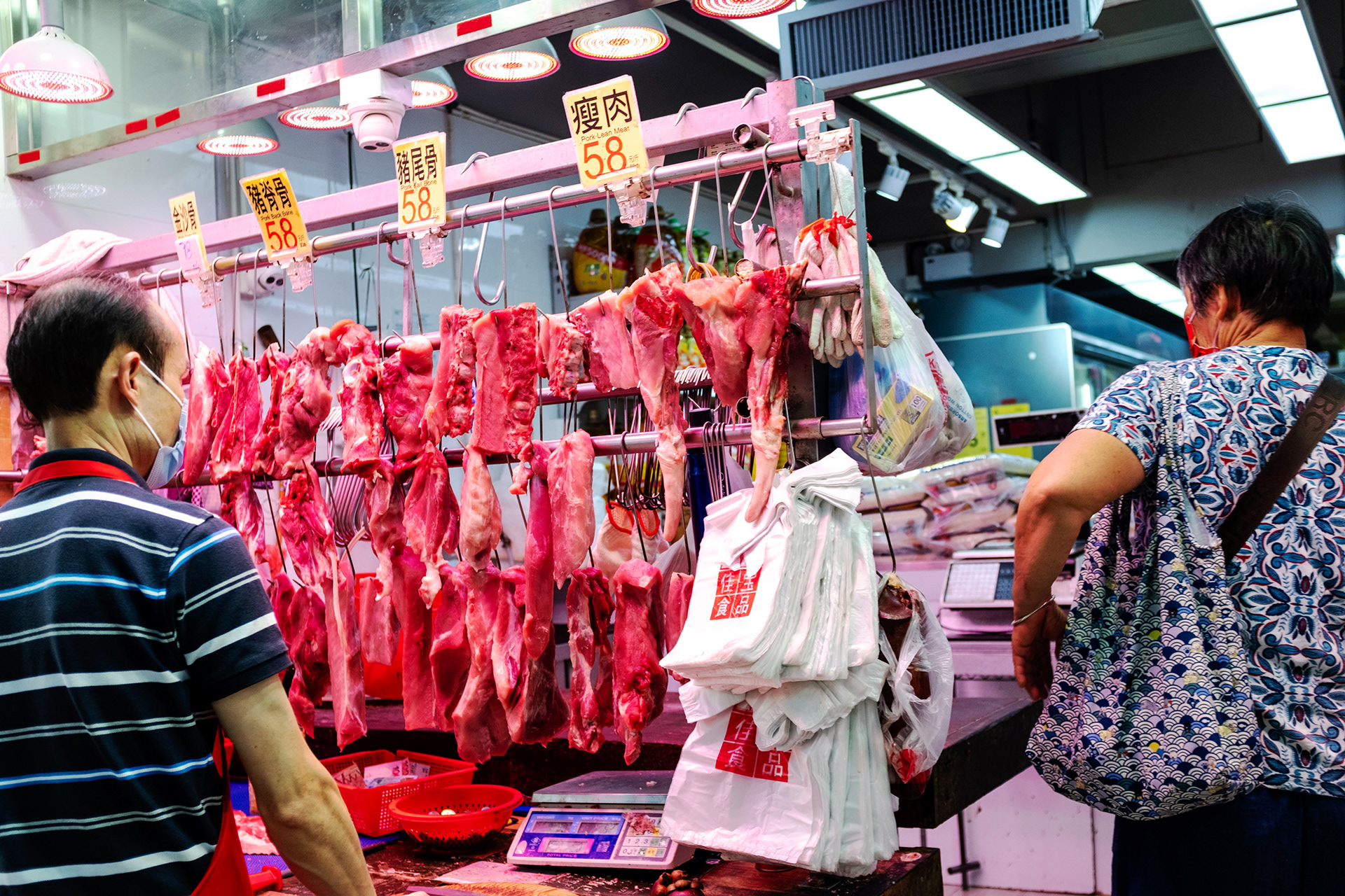 精肉店（肉屋） さまざまな部位の肉がずらりと並ぶ。指さして量を伝え、 切り方をひとこと言えば、店員が手際よくその場で切り分けてくれる。