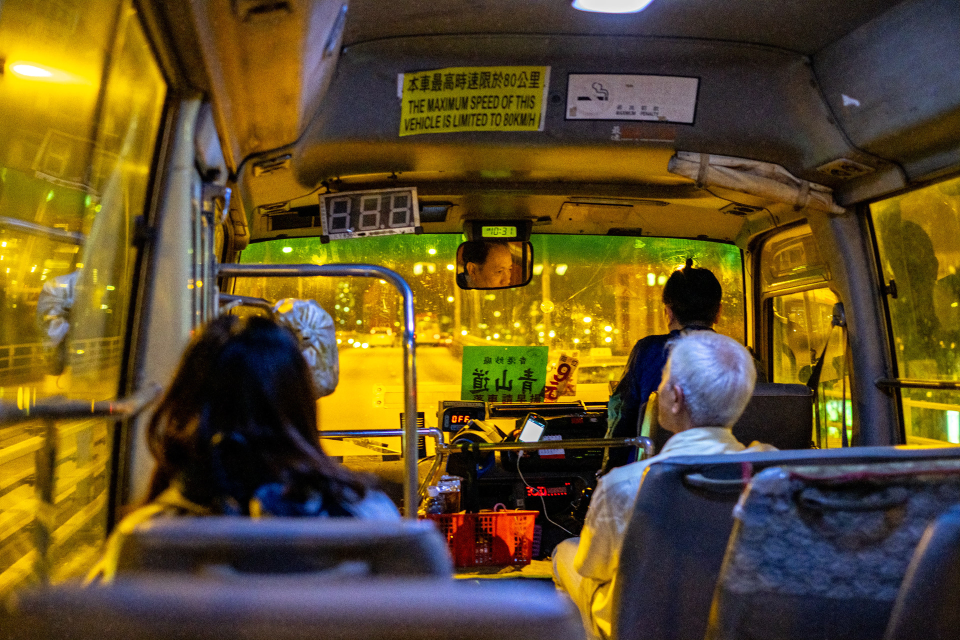 亡命小巴（ミニバス） 香港のミニバス「小巴（シウバー）」は、民間が運行する乗り合いの公共交通だ。 便数が柔軟で、深夜でも街を走り続ける。 スピード感のある走りから、「亡命小巴」と呼ばれることもある。 夜遅くの帰り道には便利な一方で、少しスリリングな体験でもある。