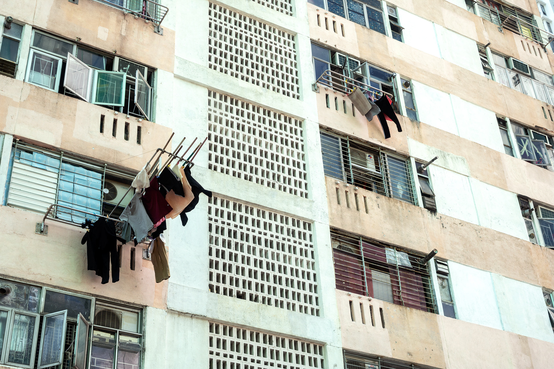 戸外の物干し（洗濯物） 湿度の高い香港では、住まいの空間も限られていることが多く、 洗濯物を屋外に干して自然に乾かす。 雨が降りそうになると、所から決まって聞こえてくる ――「雨や！はよ洗濯物取り込んで！」