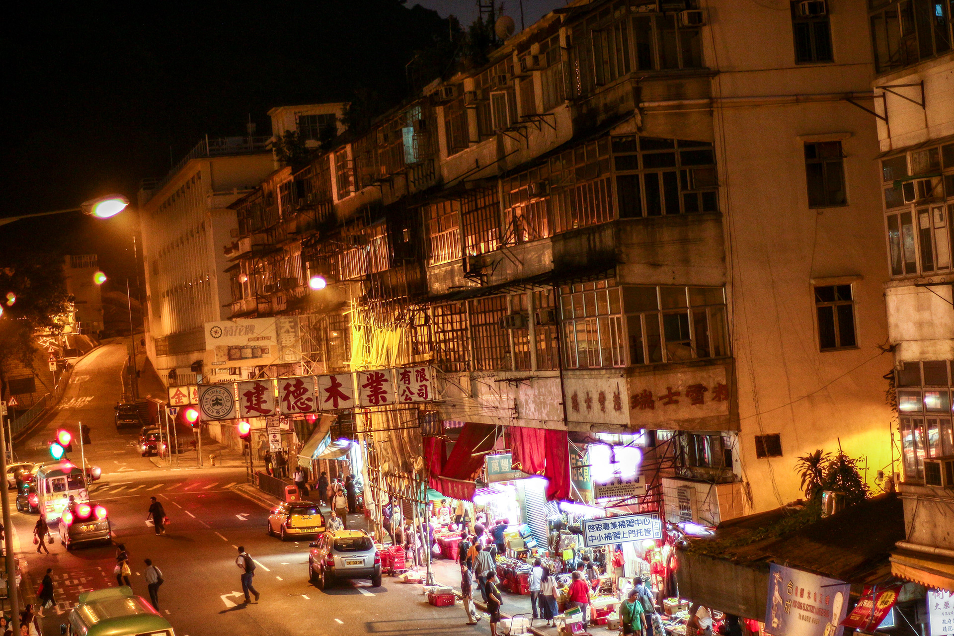 深水埗（シャムスイポー） 古い住宅が密集し、空き家も目立つ街・深水埗。 それでも路面店は灯りを落とさず、 日用品を並べ、日常は静かに回り続けている。