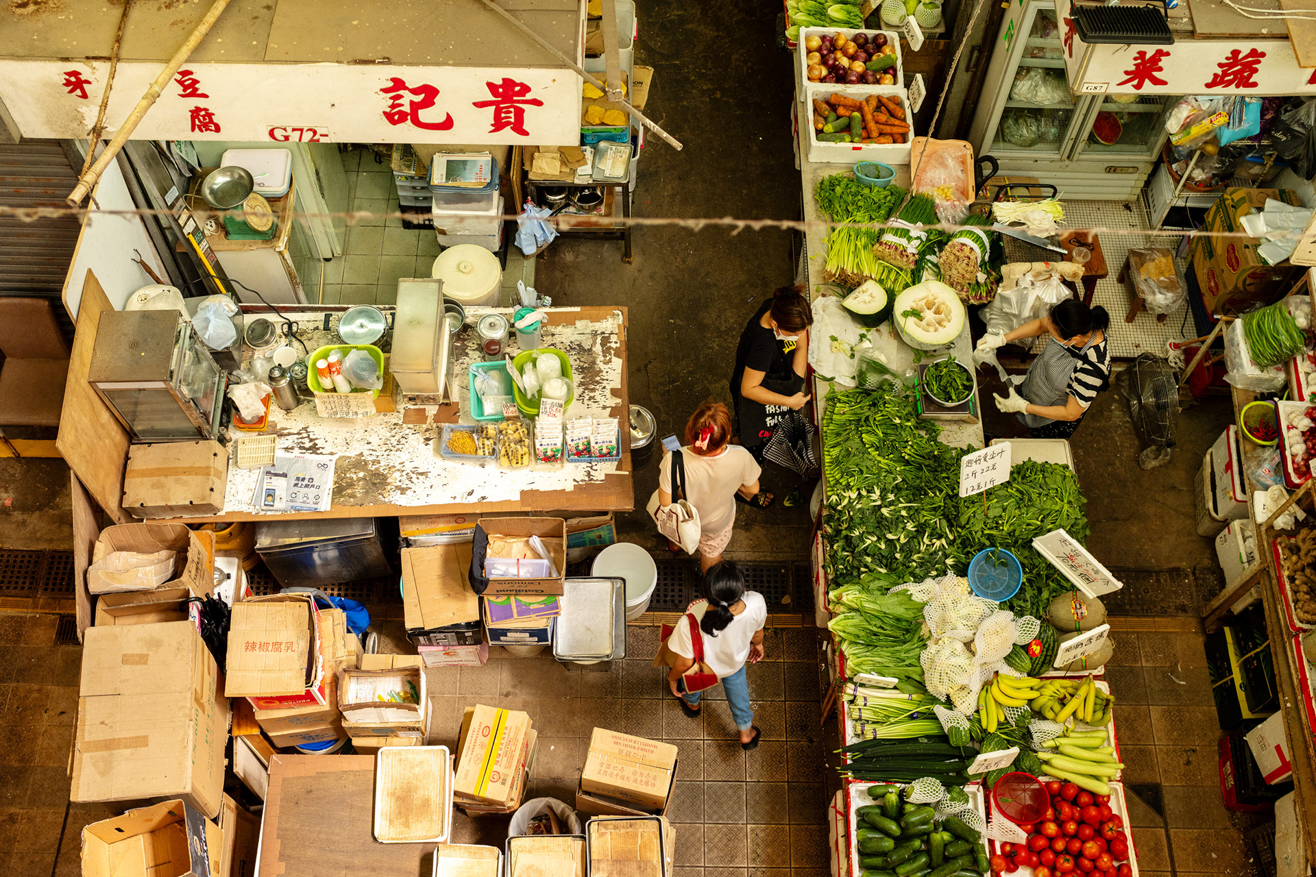 昔ながらの市場の衰退 大手チェーンが生鮮に力を入れるにつれ、昔ながらの市場は少しずつ静かになっていく。 それでも通い続ける人がいる。 値段の手頃さだけでなく、店主との顔なじみの関係—— その「つながり」が残っているから。