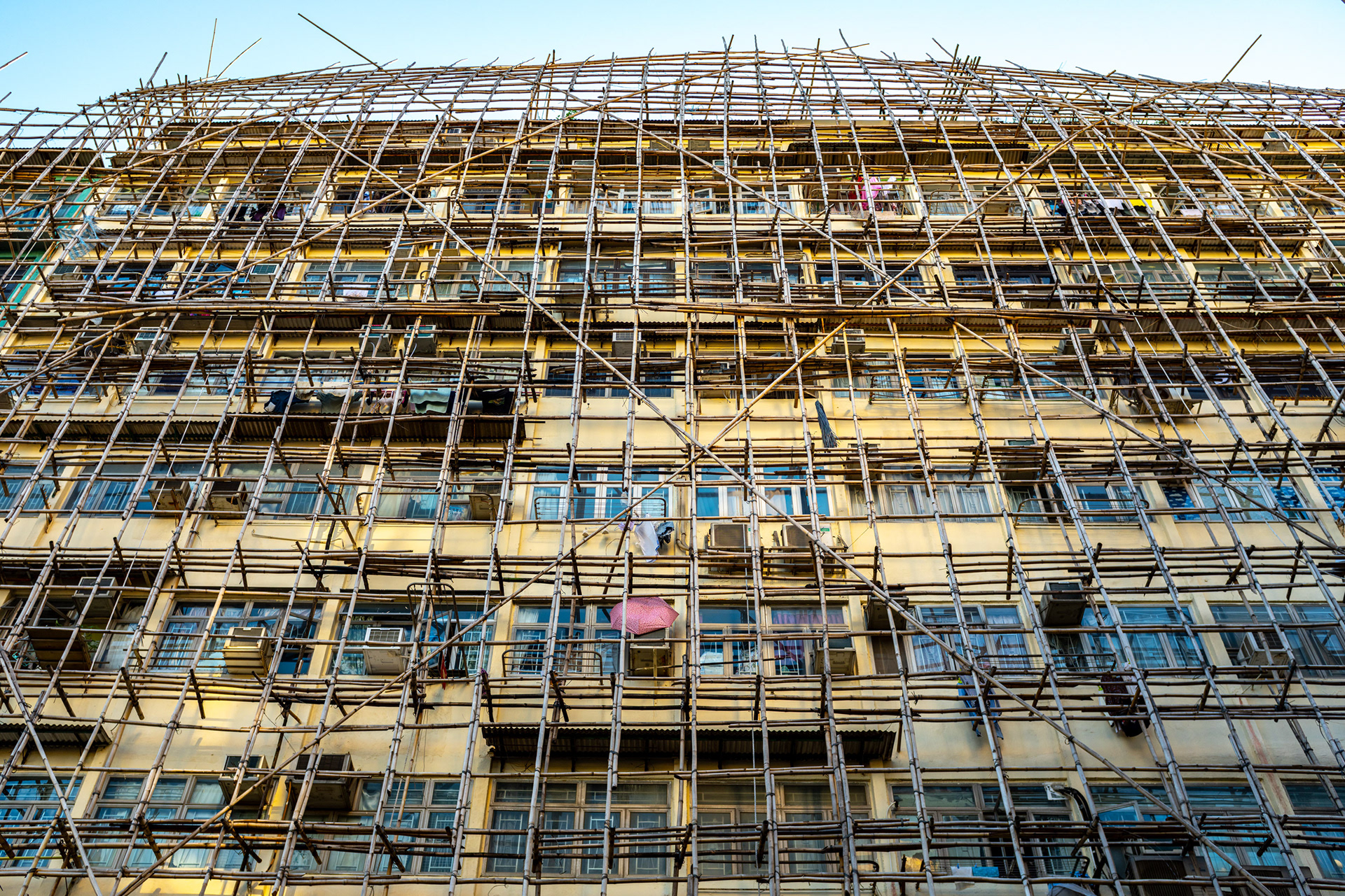 竹棚（竹の足場） 香港では外壁工事に、竹の足場（竹棚）がよく使われる。 竹を組み、結び、建物全体を覆うように立ち上げていく。 一見頼りなく見えて、実は驚くほどしっかりしている。 とても伝統的で、世界的にも知られる建築の技法だ。　