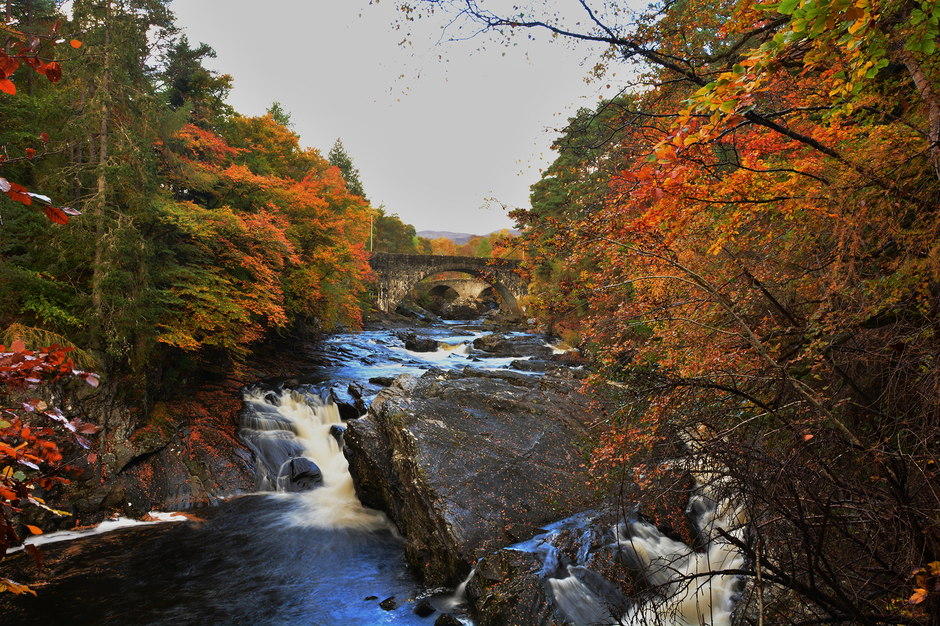 Wasserfall Invermoriston Falls mit alter Telford-Brücke bei Invermoriston