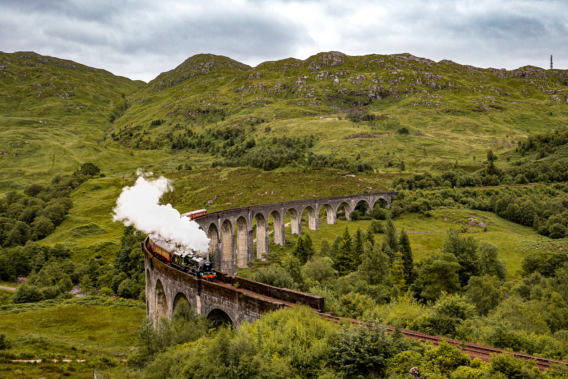 Harry Potter Hogwarts Express (Jacobite Steam Train) auf dem Glenfinnan Viaduct