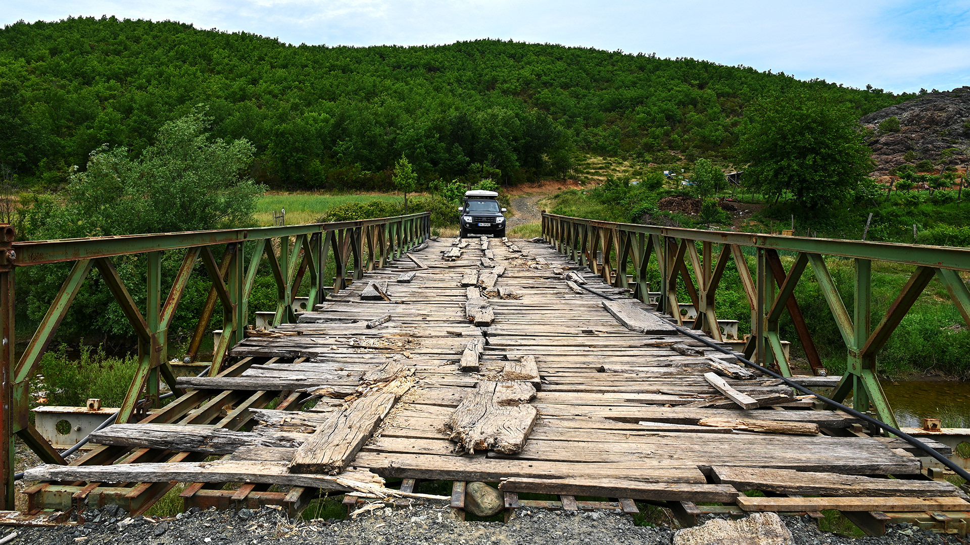 Leicht ramponierte Holzbrücke mit losen Brettern