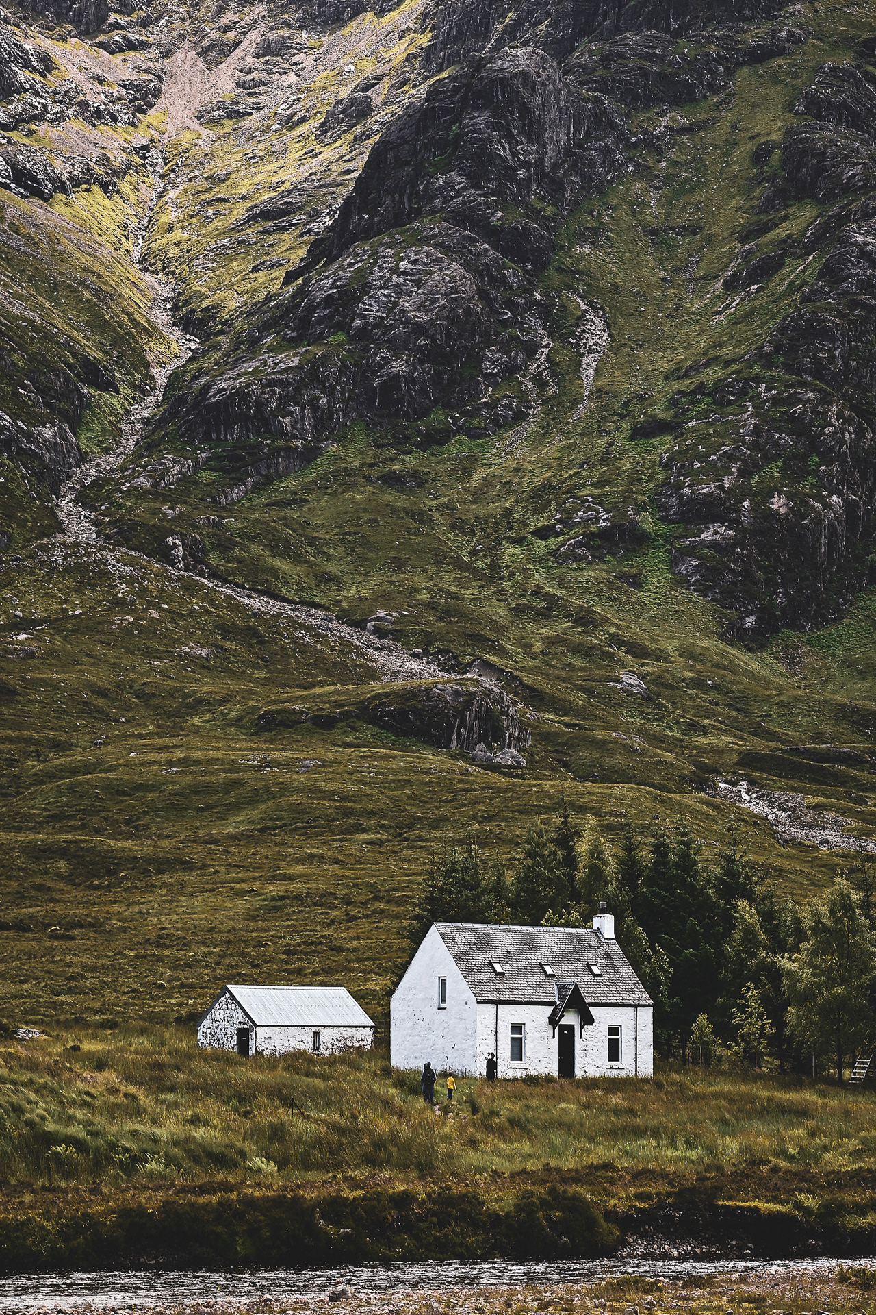 Einsame Hütte am Fuße des Buachaille Etive Mòr im Tal Glen Coe