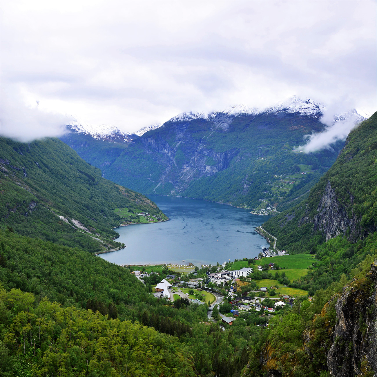 Panorama über den Geirangerfjord vom Flydalsjuvet