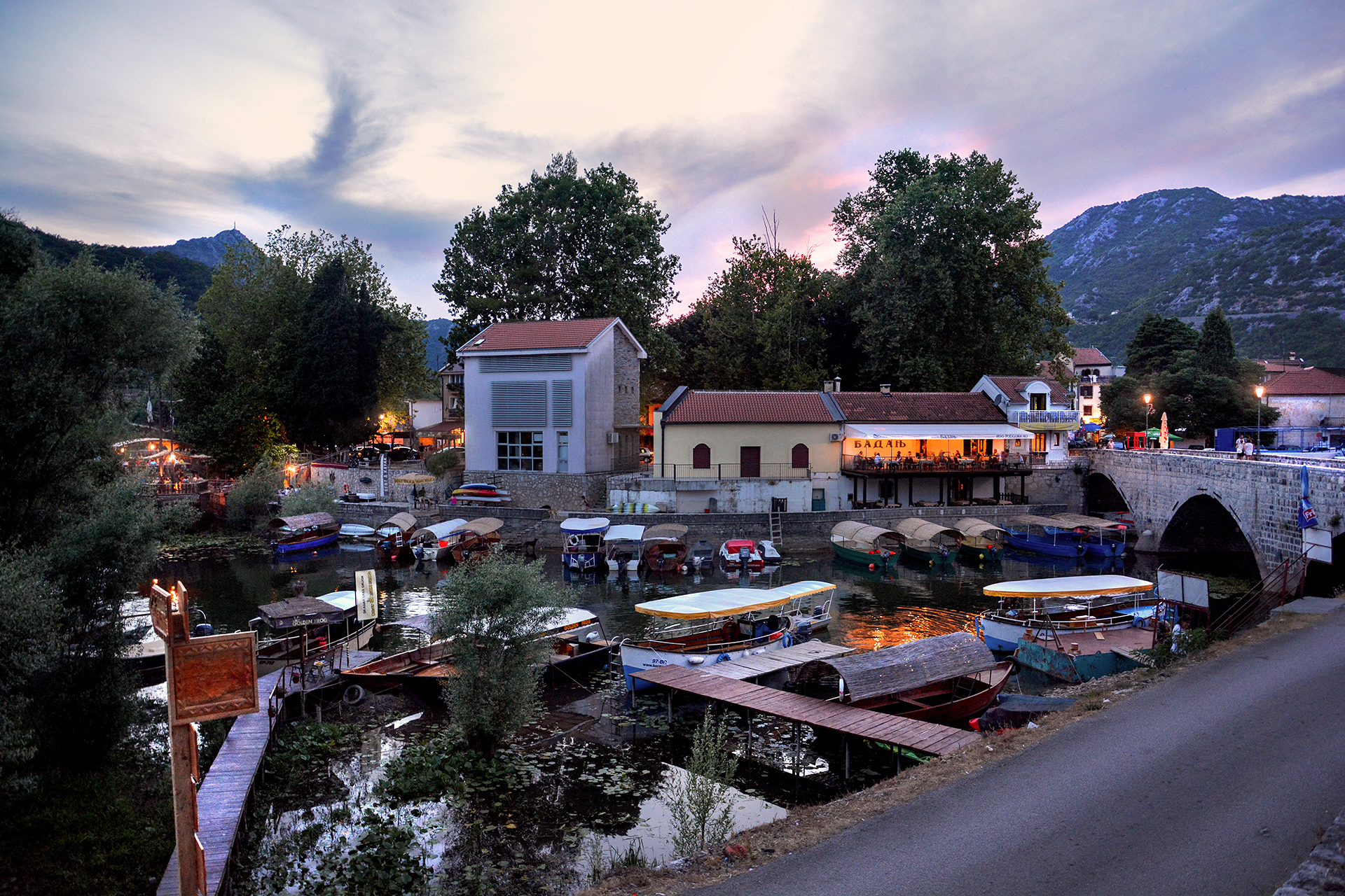 Abendstimmung im Hafen des beschaulichen Ortes Virpazar
