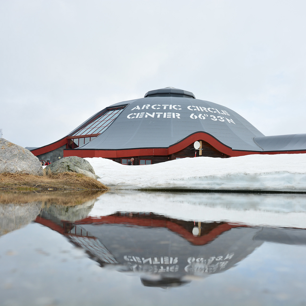 Spiegelung des Artic Circle Center am Polarkreis