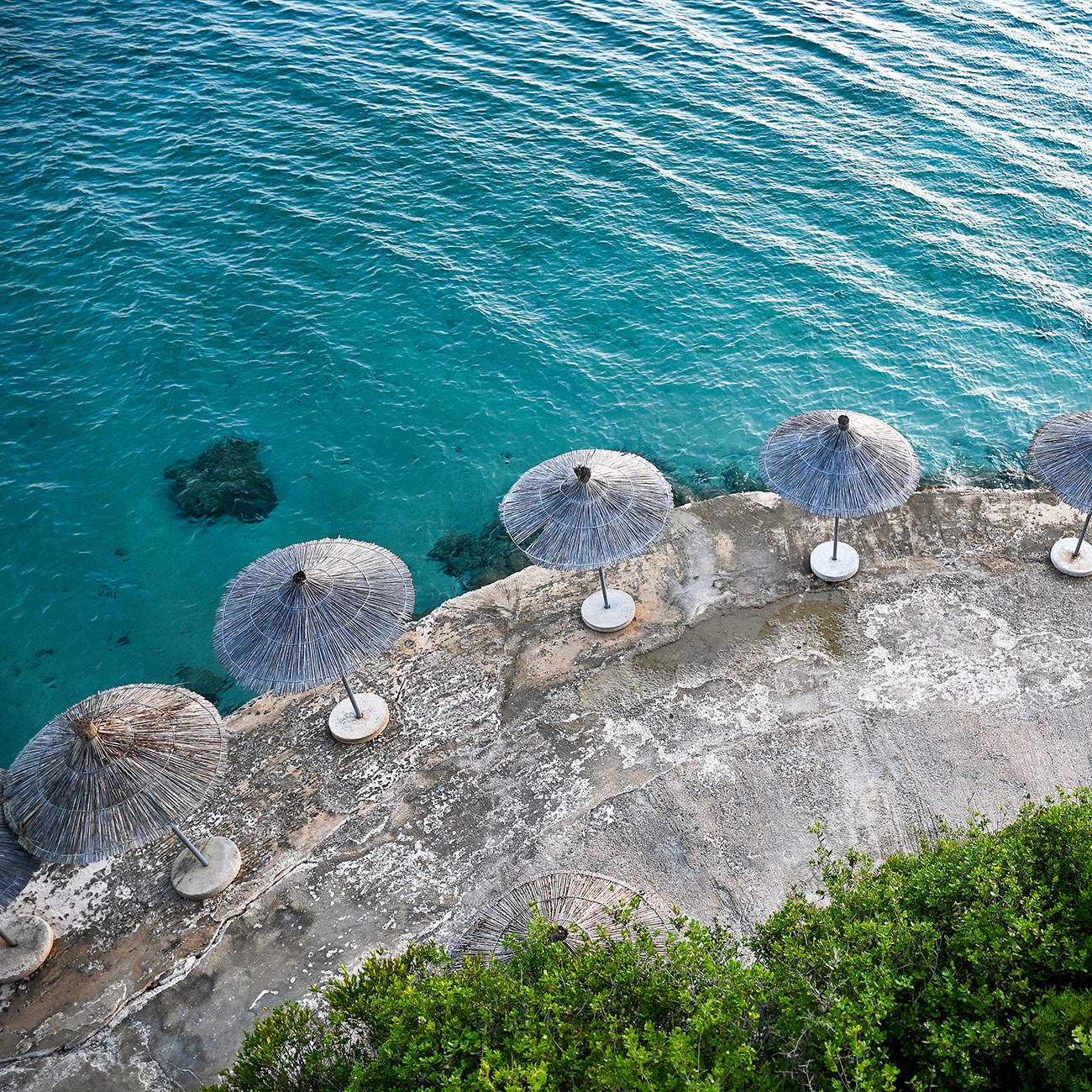 Sonnenschirme an der Laguna Beach Ksamil