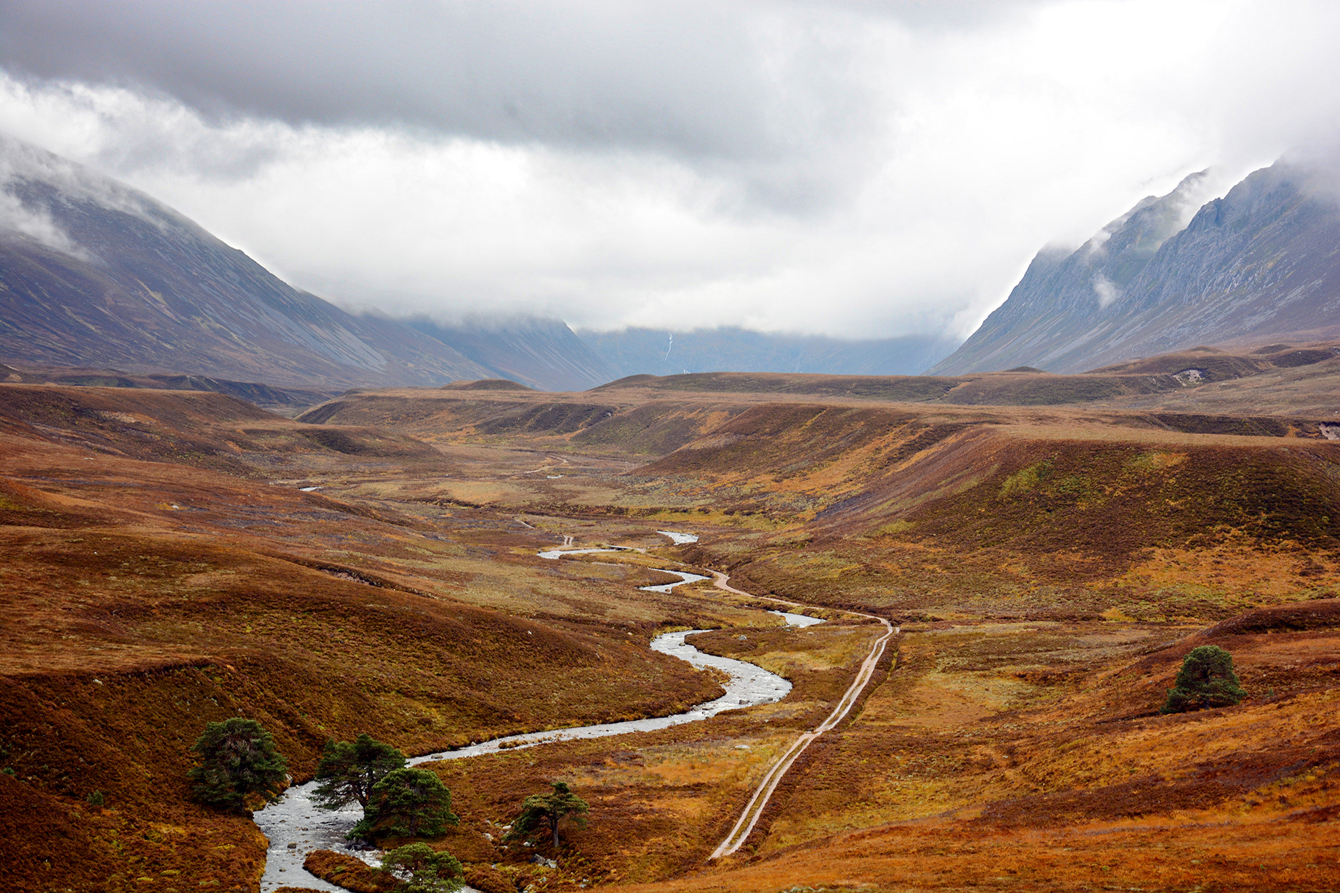 Herbststimmung im unbewohnten Hochtal Gleann Einich in den Cairngorm Mountains
