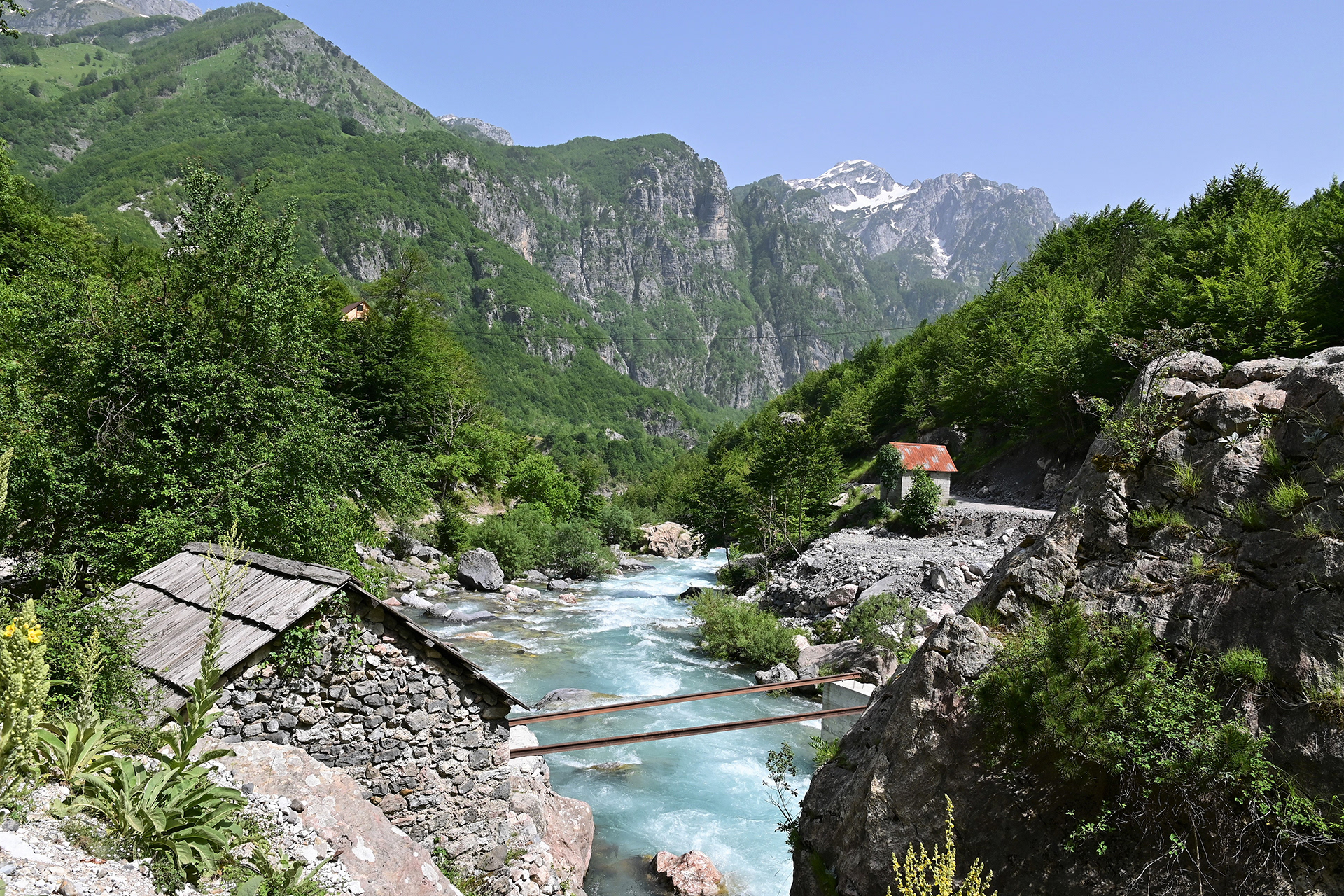 Shala-Fluss in Theth mit Bergwelt der albanischen Alpen