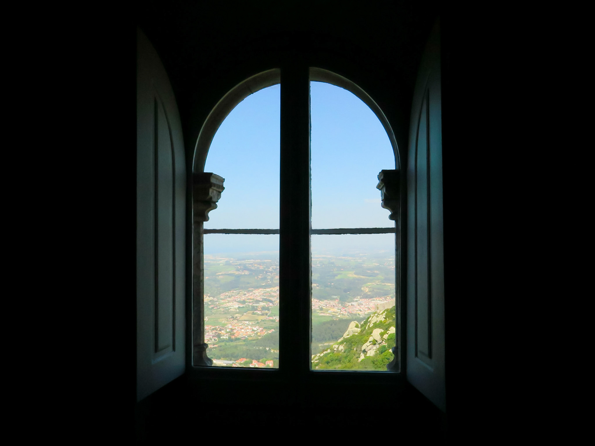 Window to Sintra | (Palácio Nacional da Pena)