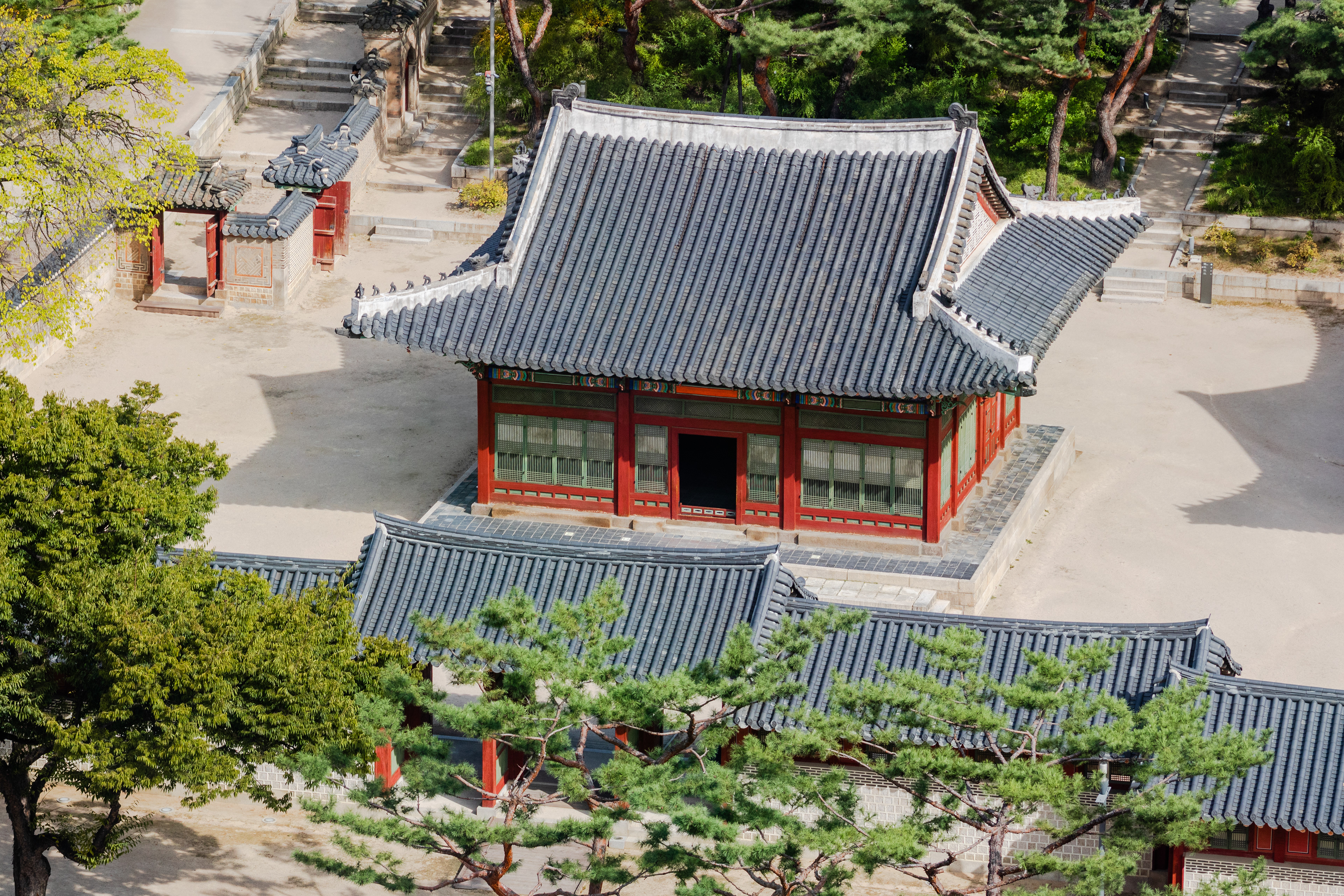 Palace Perspective | (Deoksugung Palace)