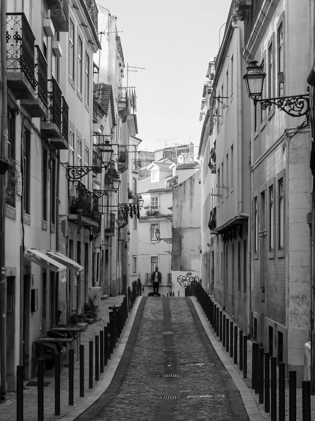 Narrow | (Alfama district)
