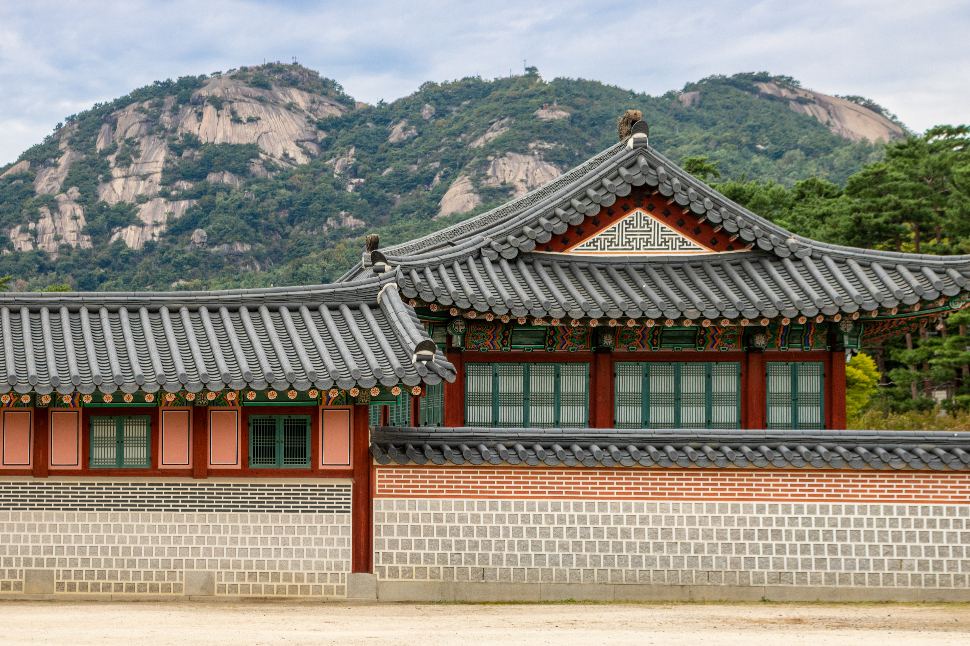 Palace to Peak | (Gyeongbokgung Palace)