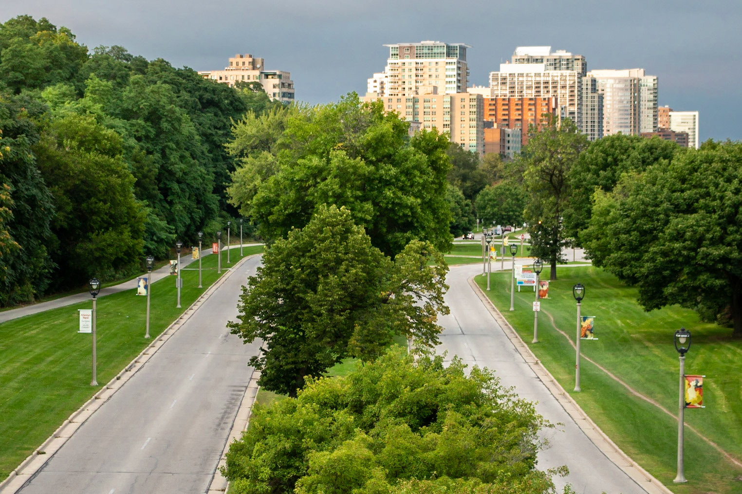 Road to Milwaukee | (North Lincoln Memorial Drive)