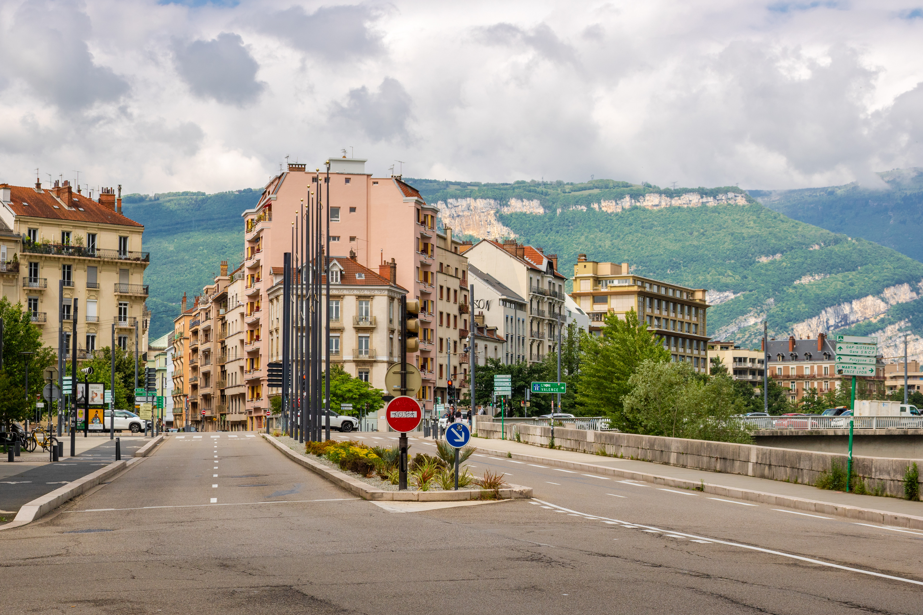 The Median | (Place Hubert Dubedout)