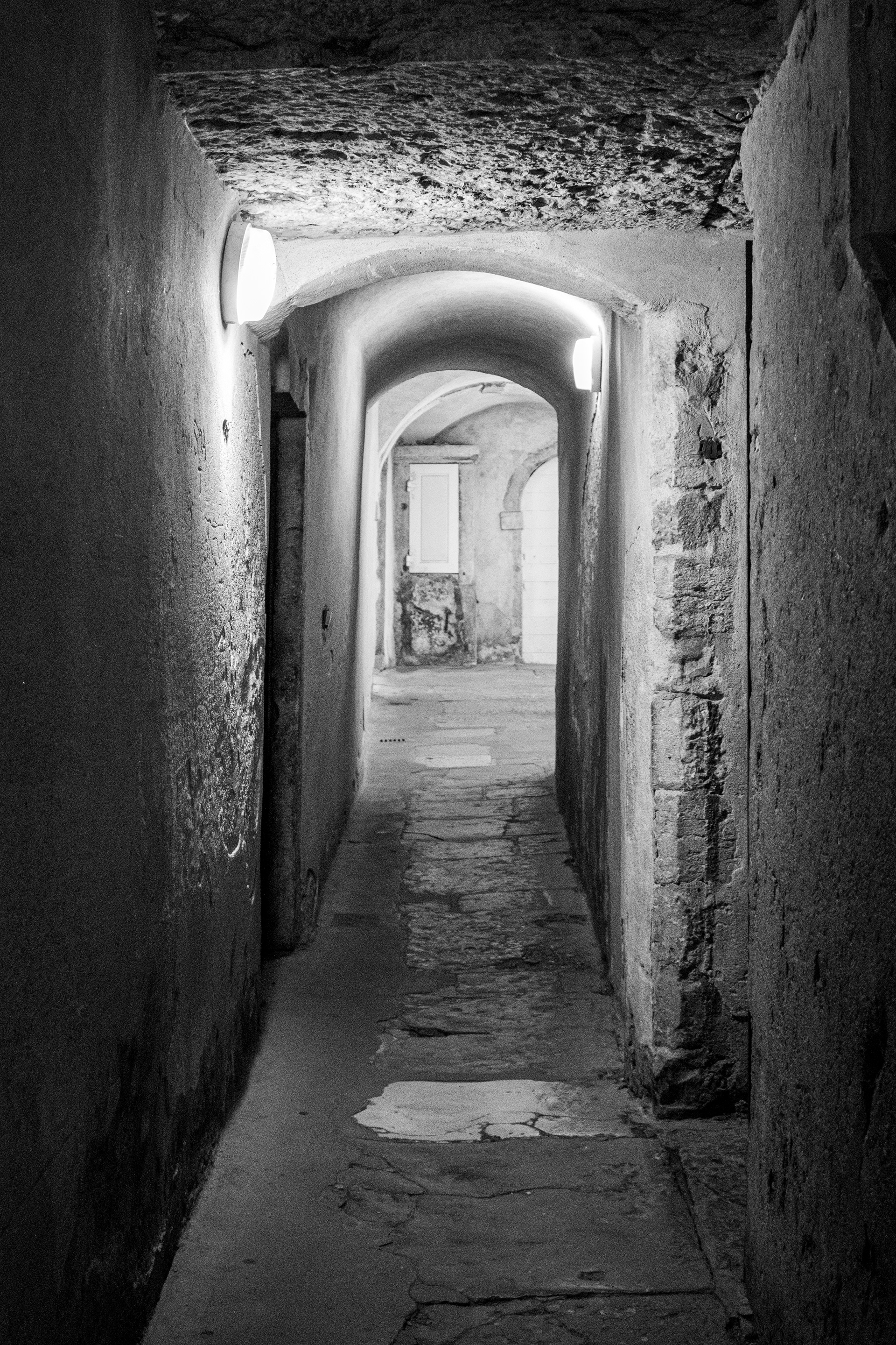 Left Light, Right Light | (Traboules du Vieux Lyon)