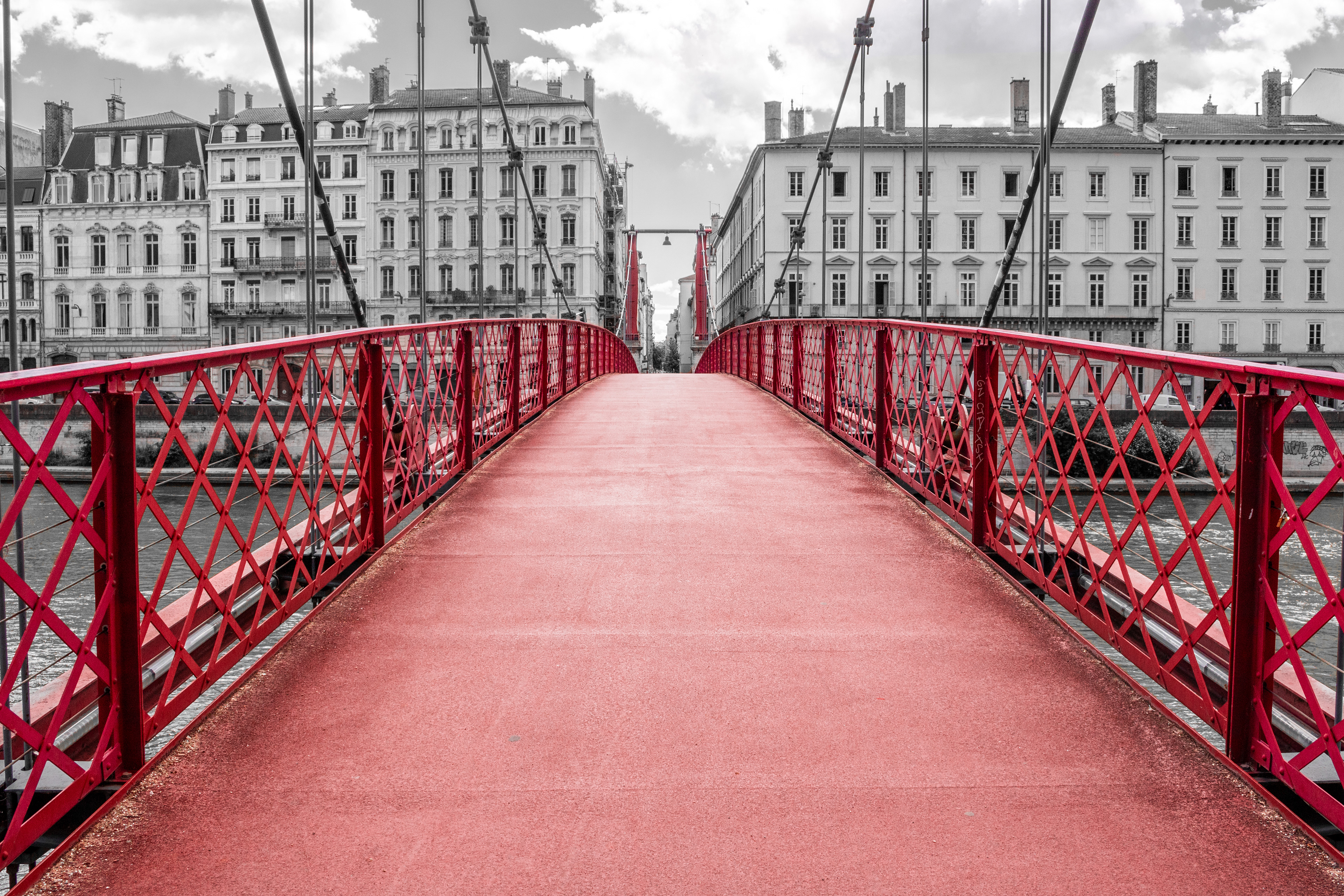 Big Red | (Passerelle St Georges)