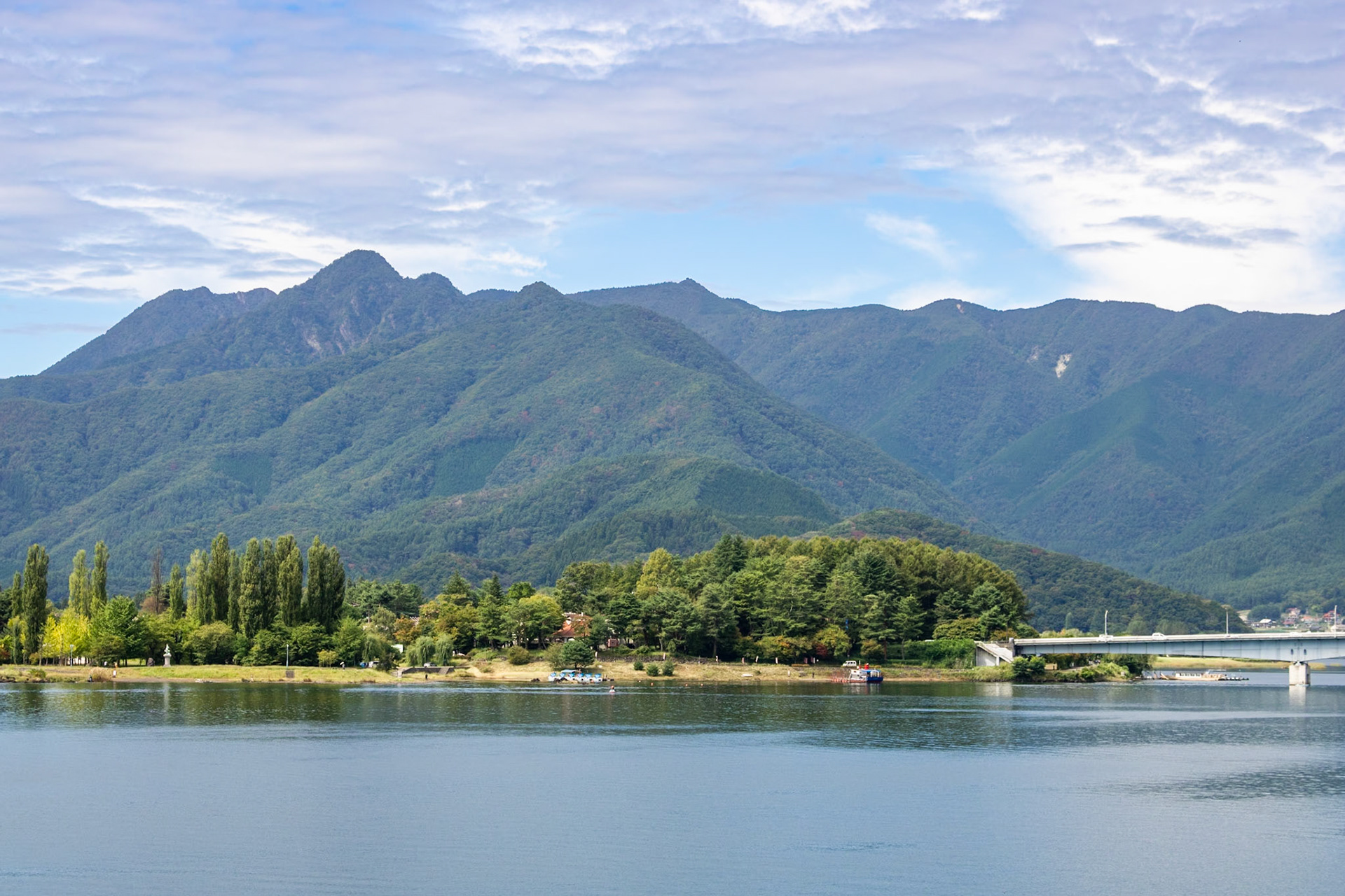 Tree-lined | (Lake Kawaguchi)