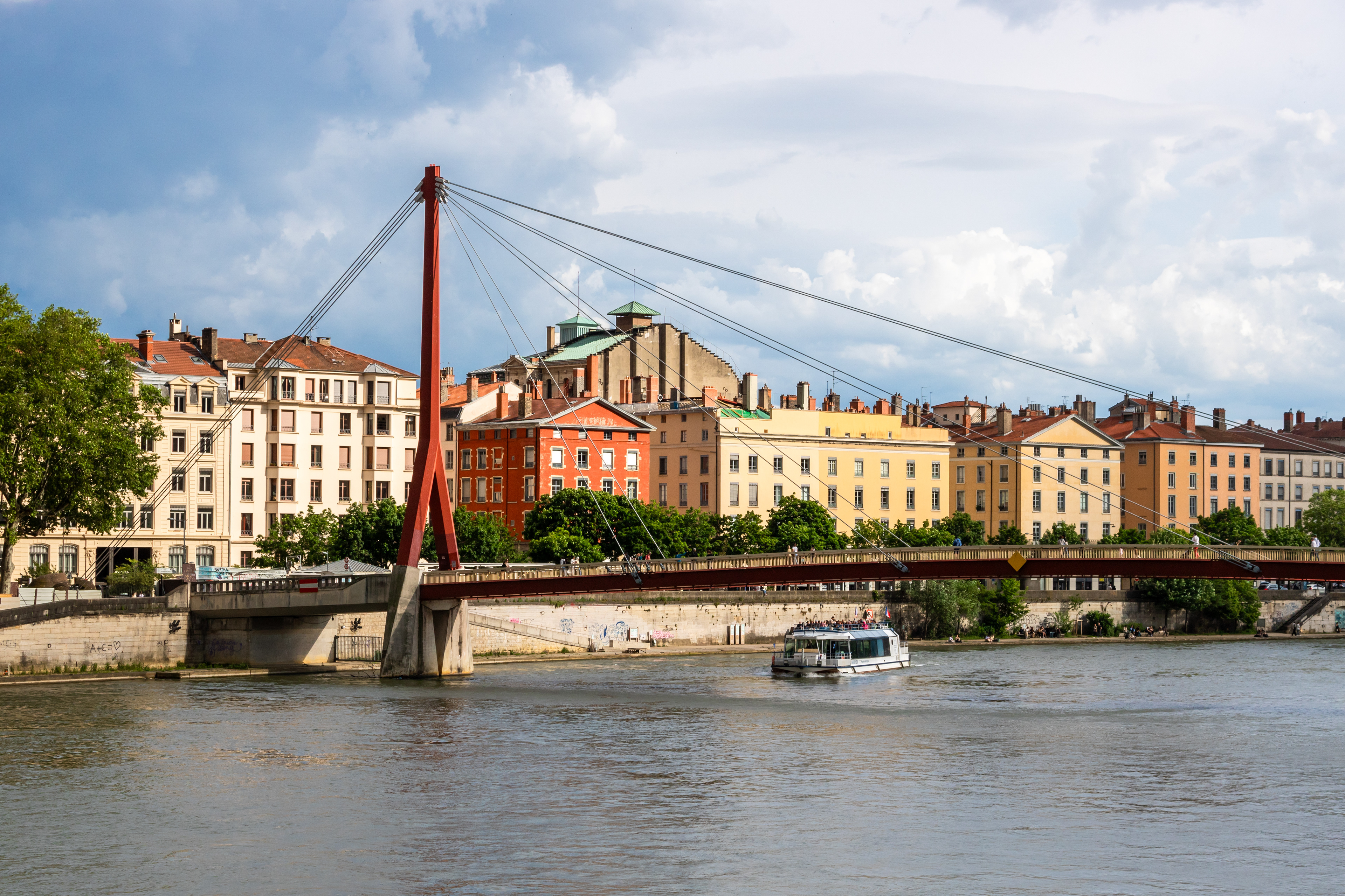 Passing Under | (Passerelle du Palais-de-Justice)