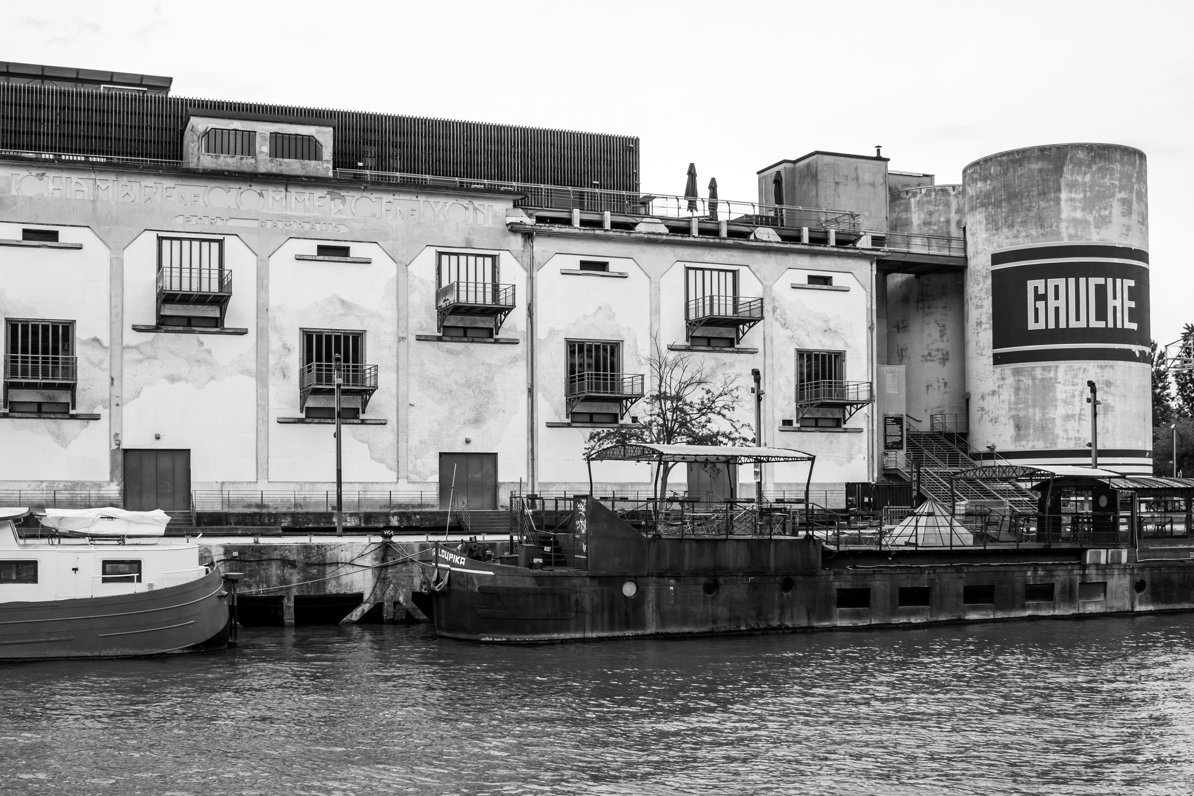 Gauche | (La Sucrière)