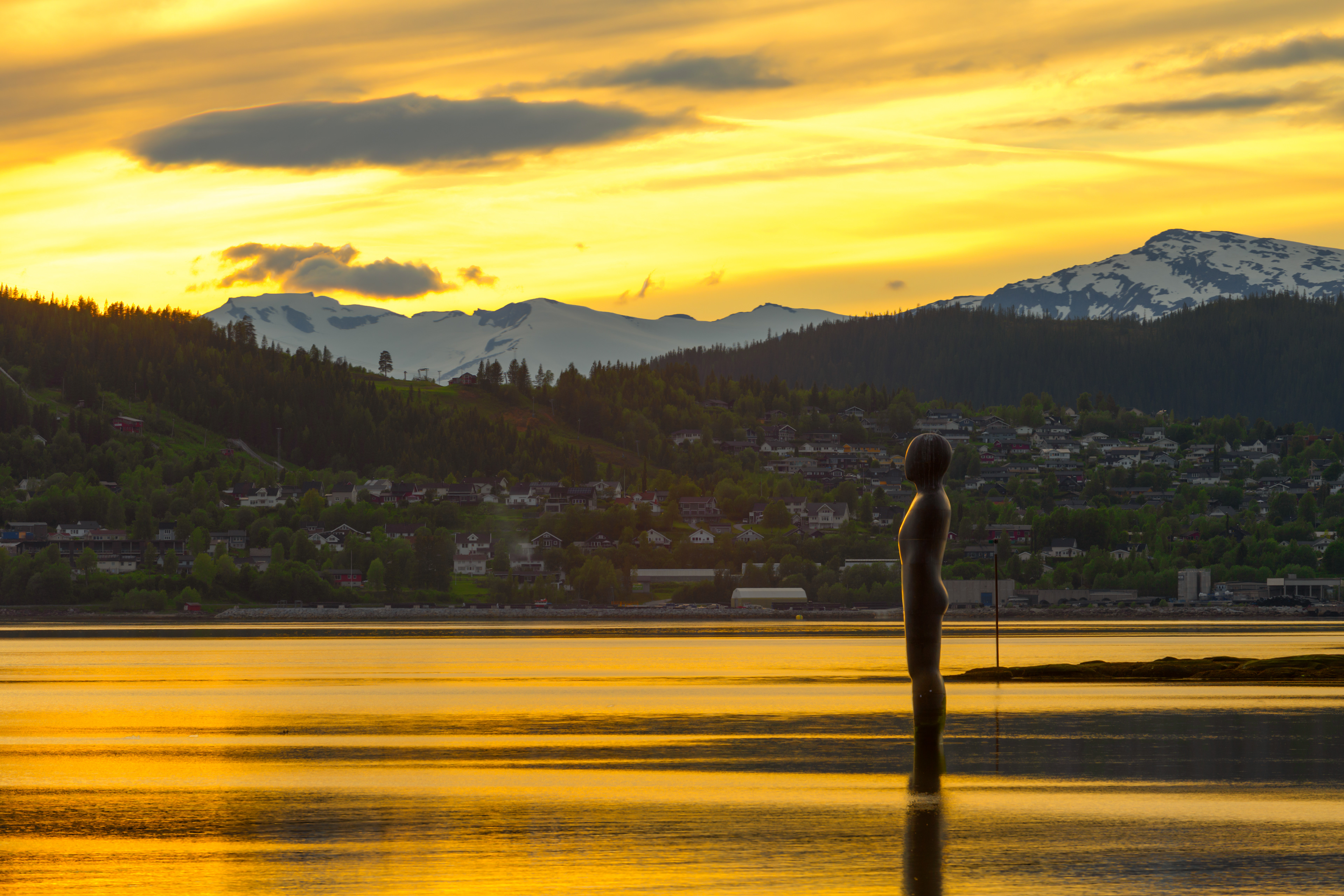 Havmannen i gyllent lys fredag kvelden 17.06.2022. Mo i Rana.