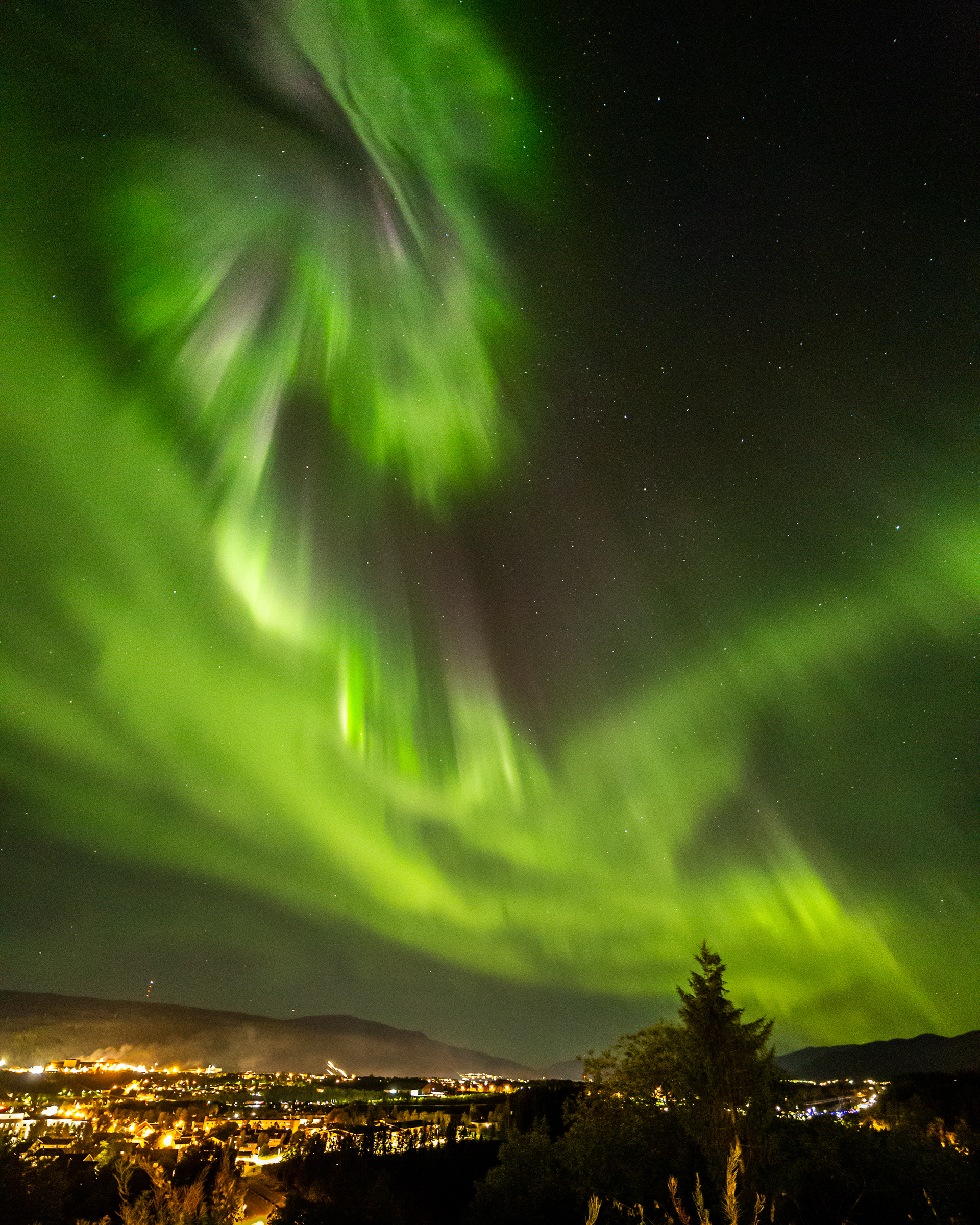 På vei hjem til Storehaugen på Selforsfjellet, var 4.9.2022 blitt til 05.09.2022 klokka var halv to på natta. Så måtte skyte noen bilder fra boligfeltet over hust vårt. Enkel eksponering,  så den tekniske biten er ikke helt bra. Men bildet har gått viralt på nett. Kanskje du har sett det der første gangen?