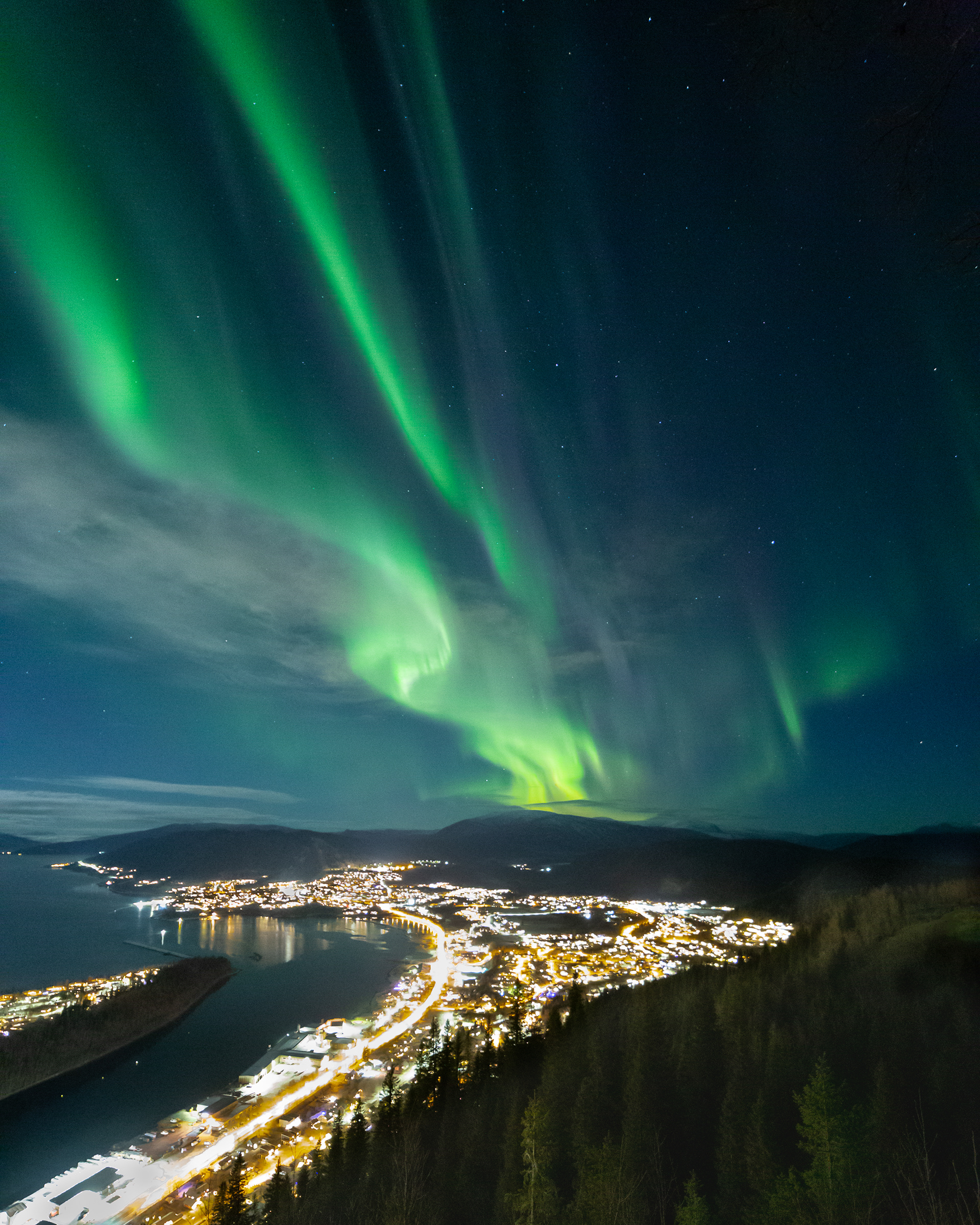 Nordlys sett fra Tjuvtrappa øverst i Selforslia. Nedenfor er Ytteren og Båsmoen
