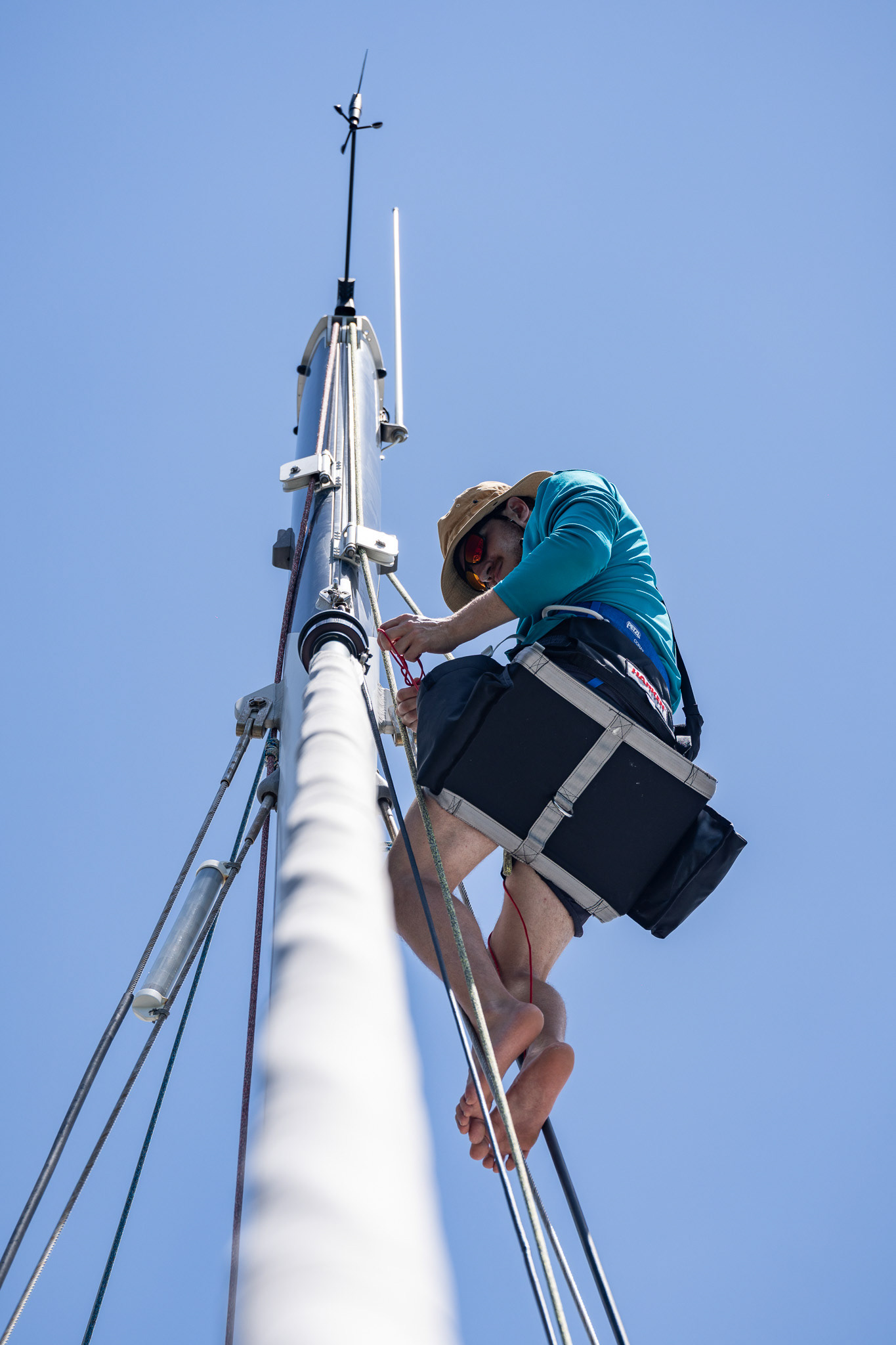 Ivor, our third crew member for the trans-pacific passage doing preventative maintenance at the top of the mast while we sit in La Playita Marina, Panama City
