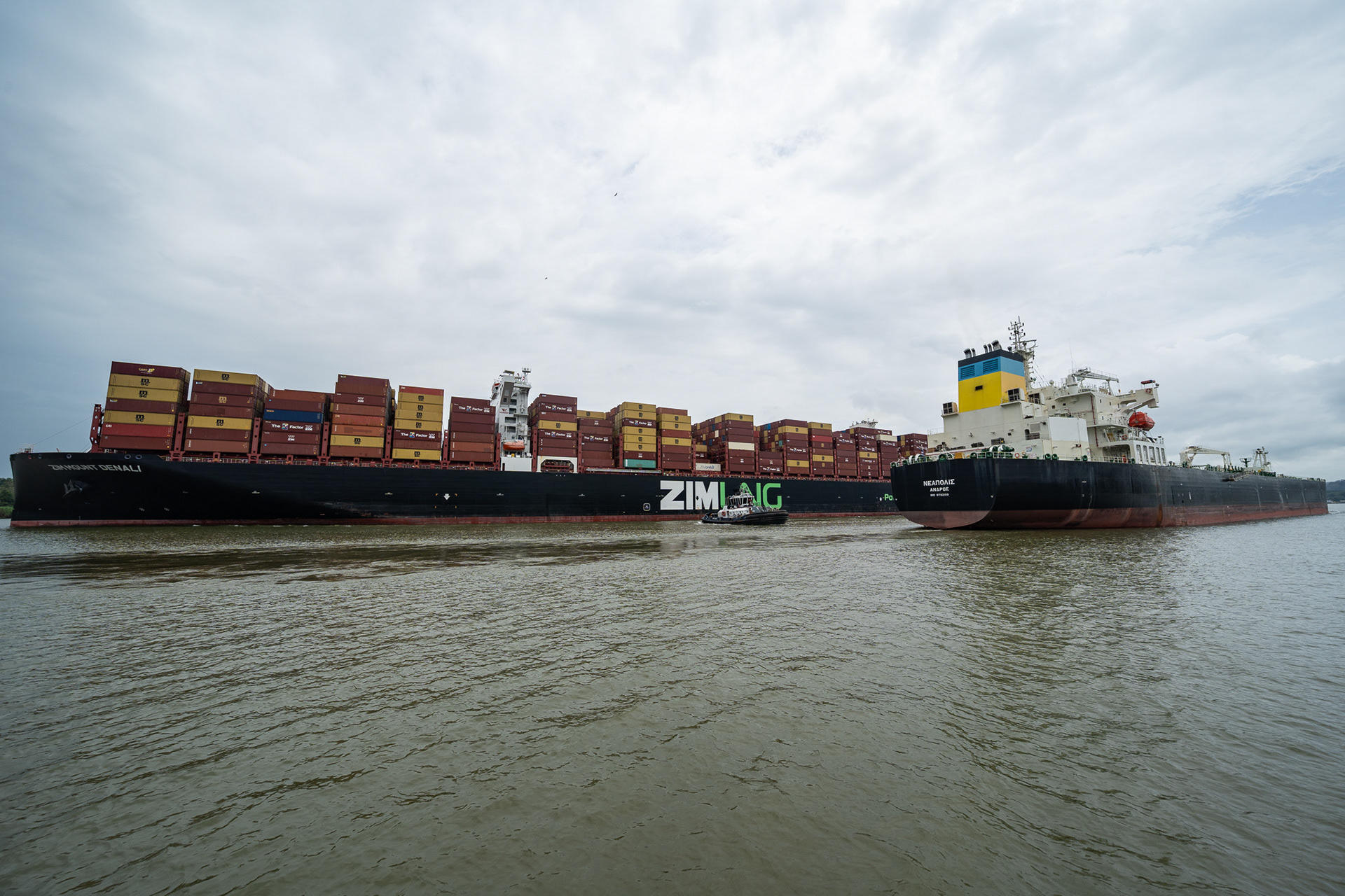 Two Panamax vessels cross, leaving us with little room to the side