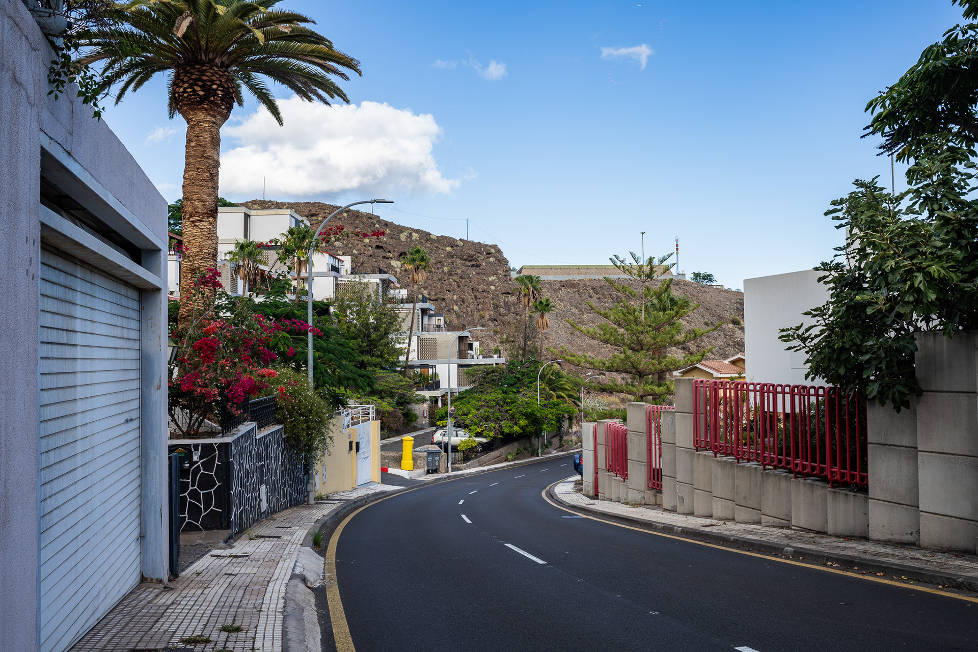 One of the many steep roads going down from the top of the island